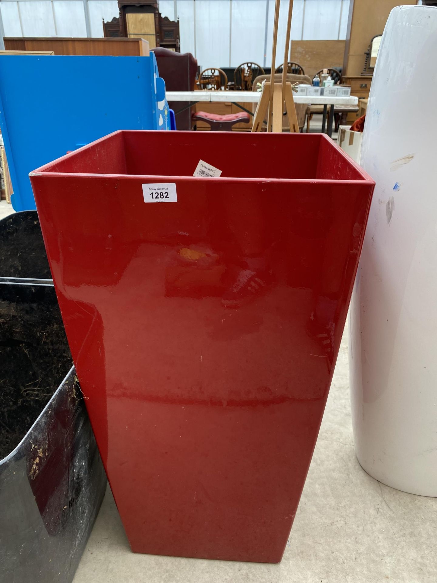 A PAIR OF SQUARE BLACK FIBRE GLASS PLANTERS (H:46CM) AND A FURTHER TALL RED FIBRE GLASS PLANTER (H: - Image 2 of 4