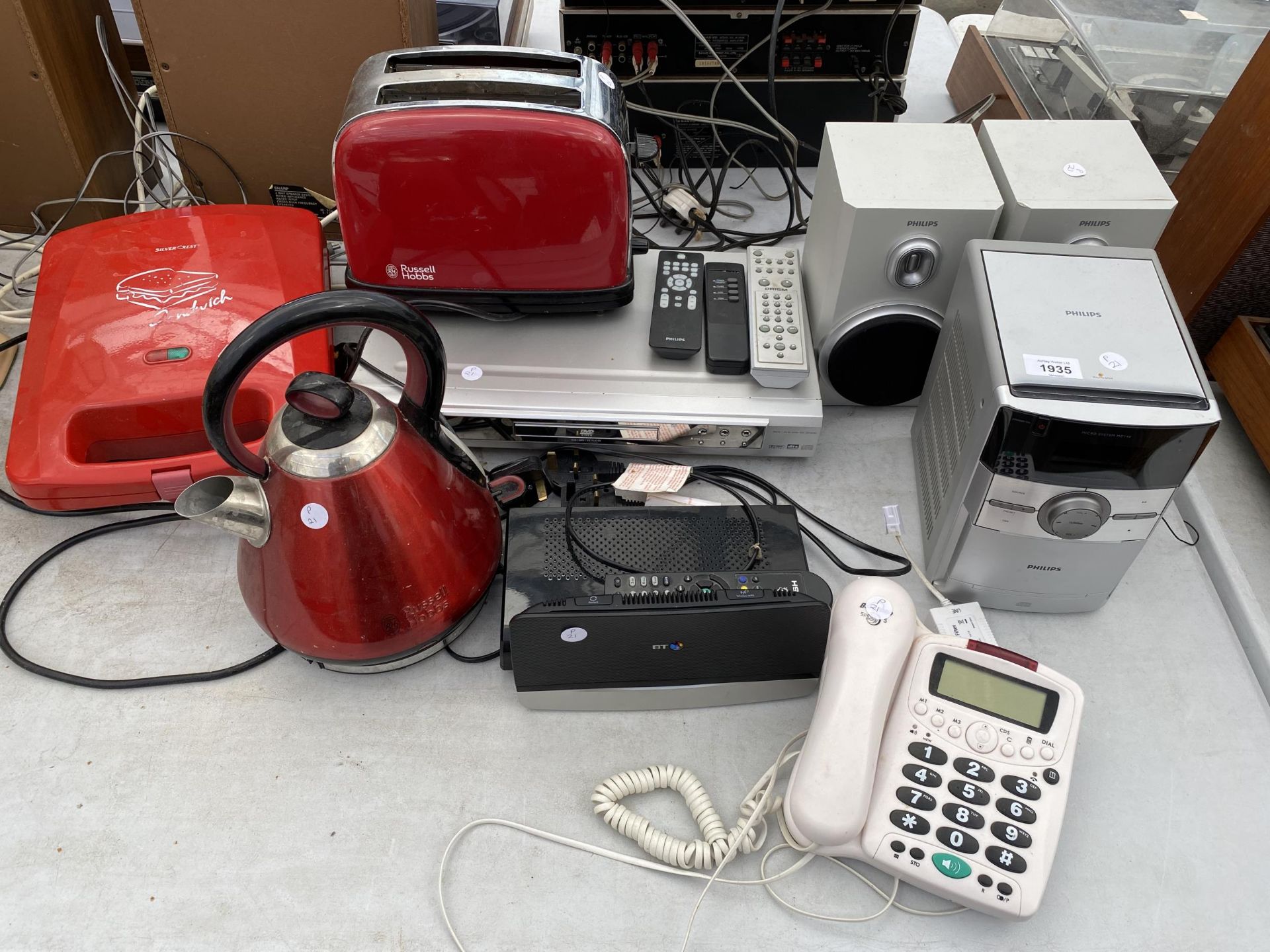 AN ASSORTMENT OF ITEMS TO INCLUDE A KETTLE AND TOASTER, DVD PLAYER AND PHILIPS STEREO ETC