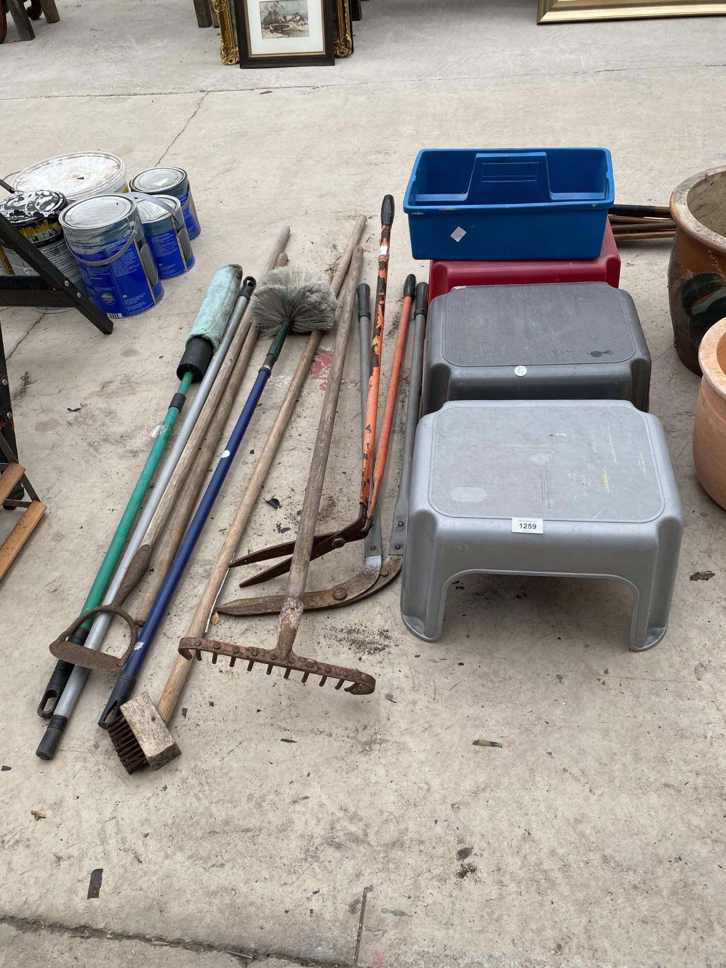 AN ASSORTMENT OF GARDEN TOOLS TO INCLUDE SHEARS, HOES AND SEATS ETC