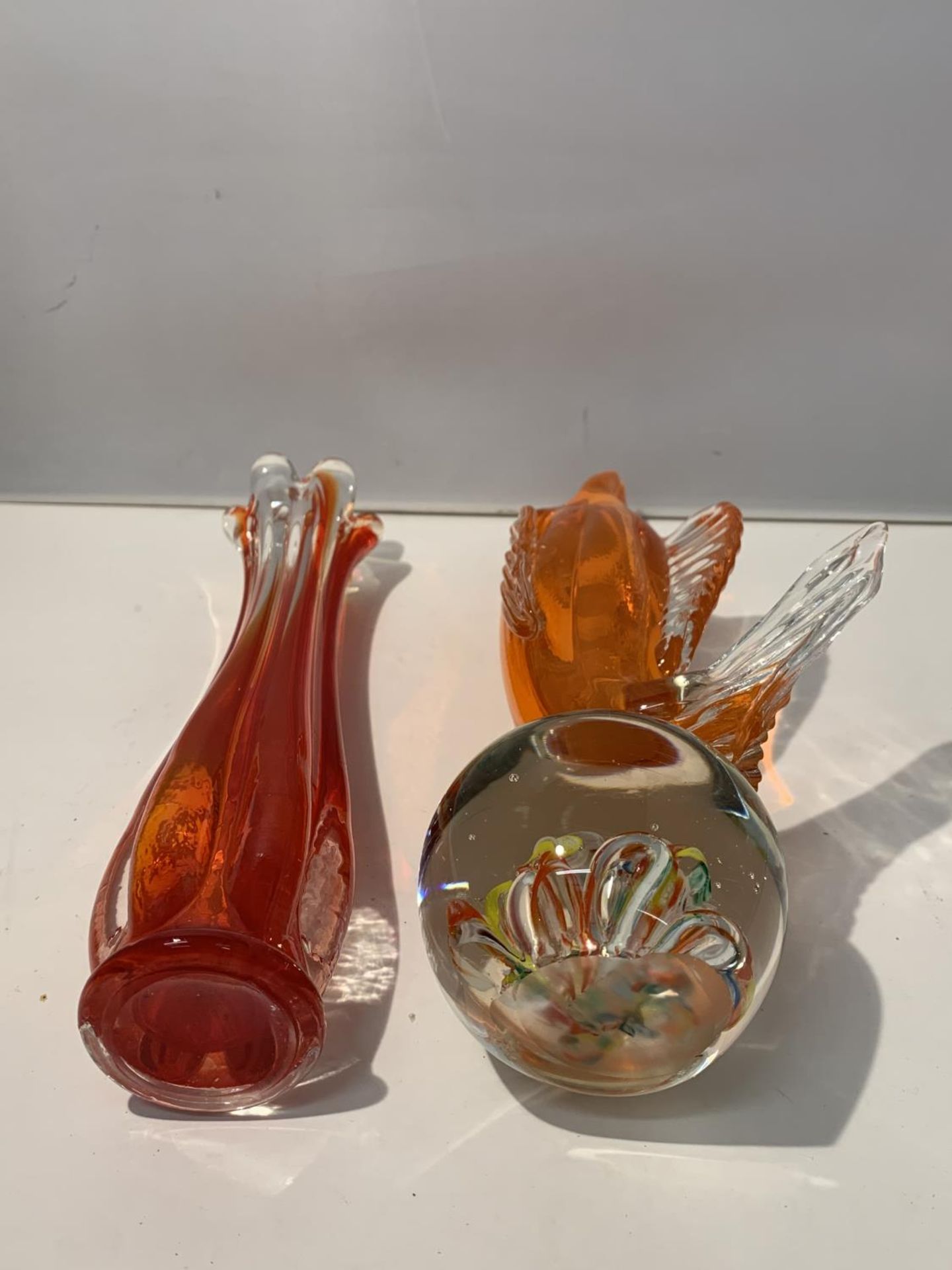 TWO MURANO STYLE VASES TO INCLUDE A RED GLASS SINGLE BLOOM AND A ORANGE FISH ON A PAPERWEIGHT - Image 3 of 3
