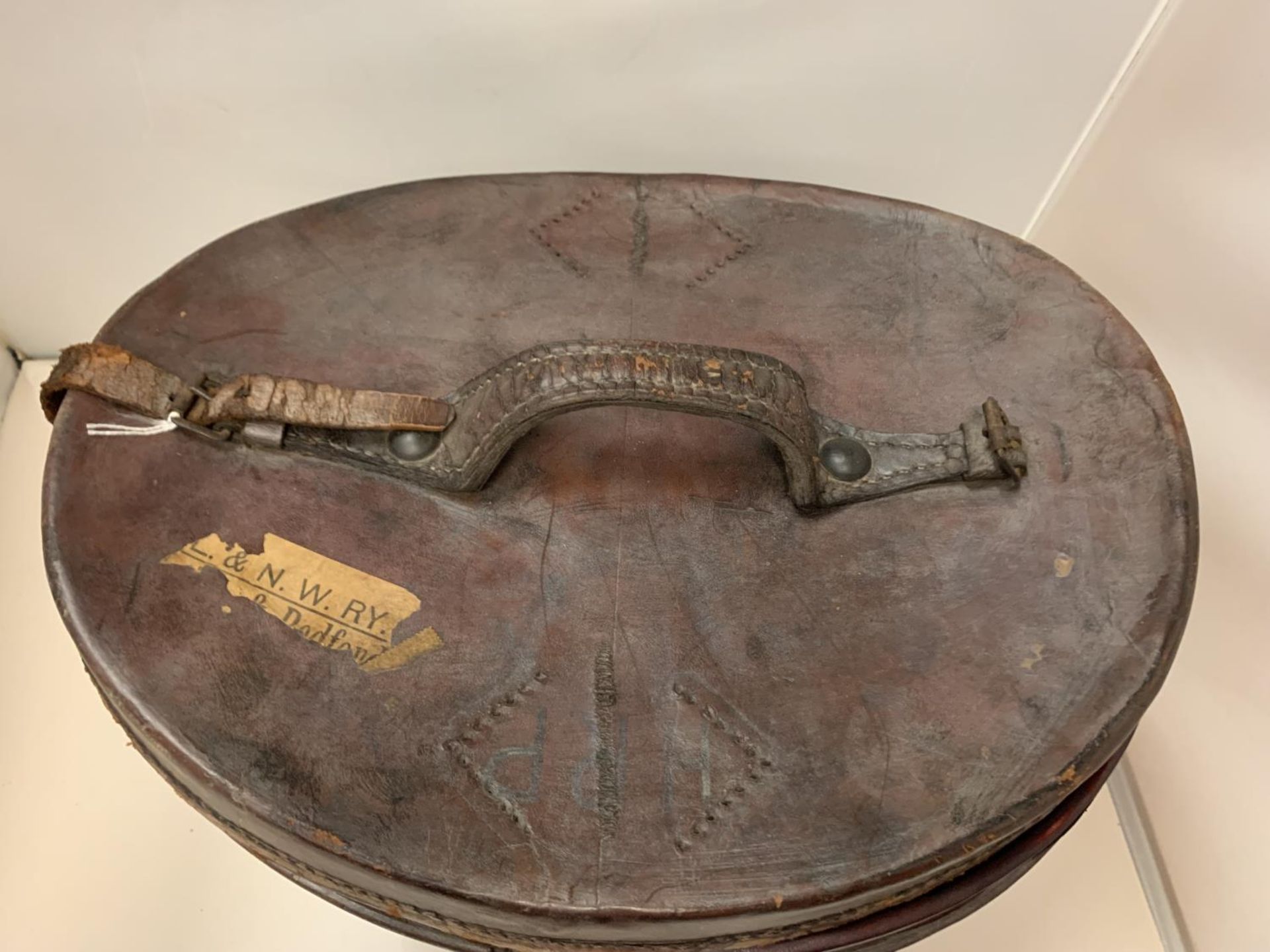 A VINTAGE LEATHER HAT BOX WITH MAROON VELVETEEN LINING - Image 4 of 5