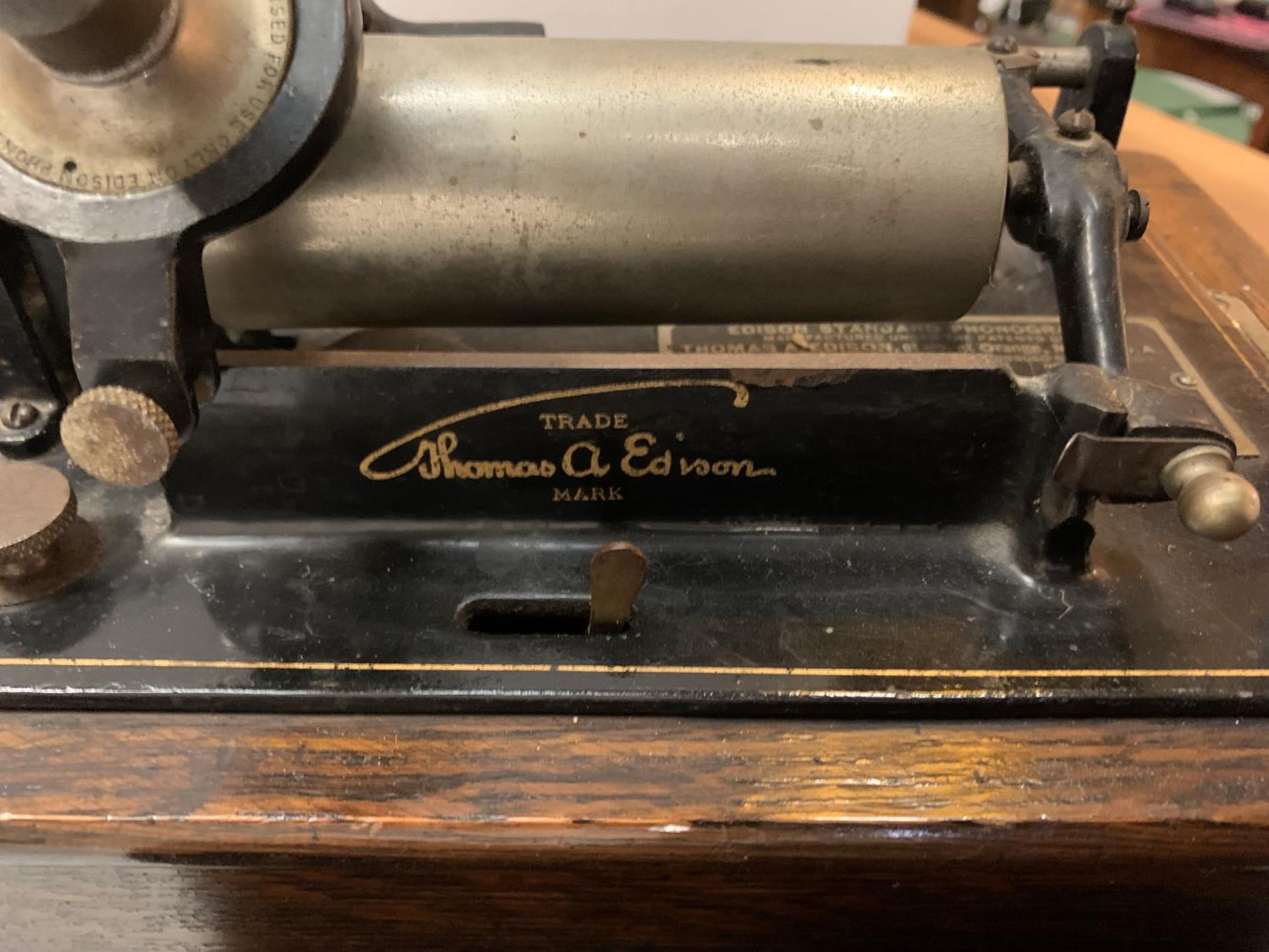 A THOMAS EDISON PHONOGRAPH WITH OAK CASE AND FOUR PHONOGRAPH CYLINDER CASES - Image 3 of 8