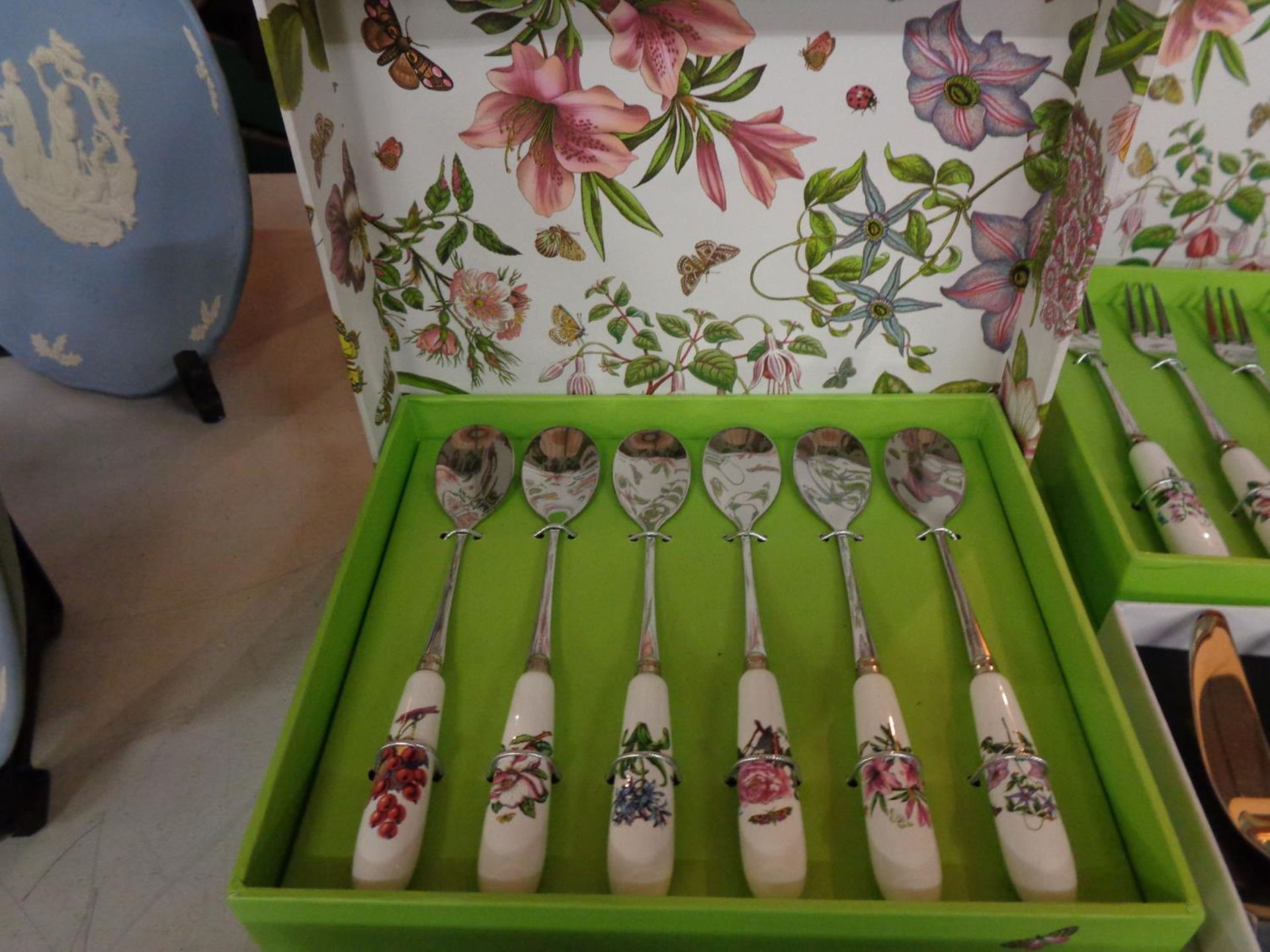 A NUMBER OF BOXES OF DECORATIVE FLATWARE TO INCLUDE ROYAL WORCESTER AND PORTMEIRION - Image 5 of 5