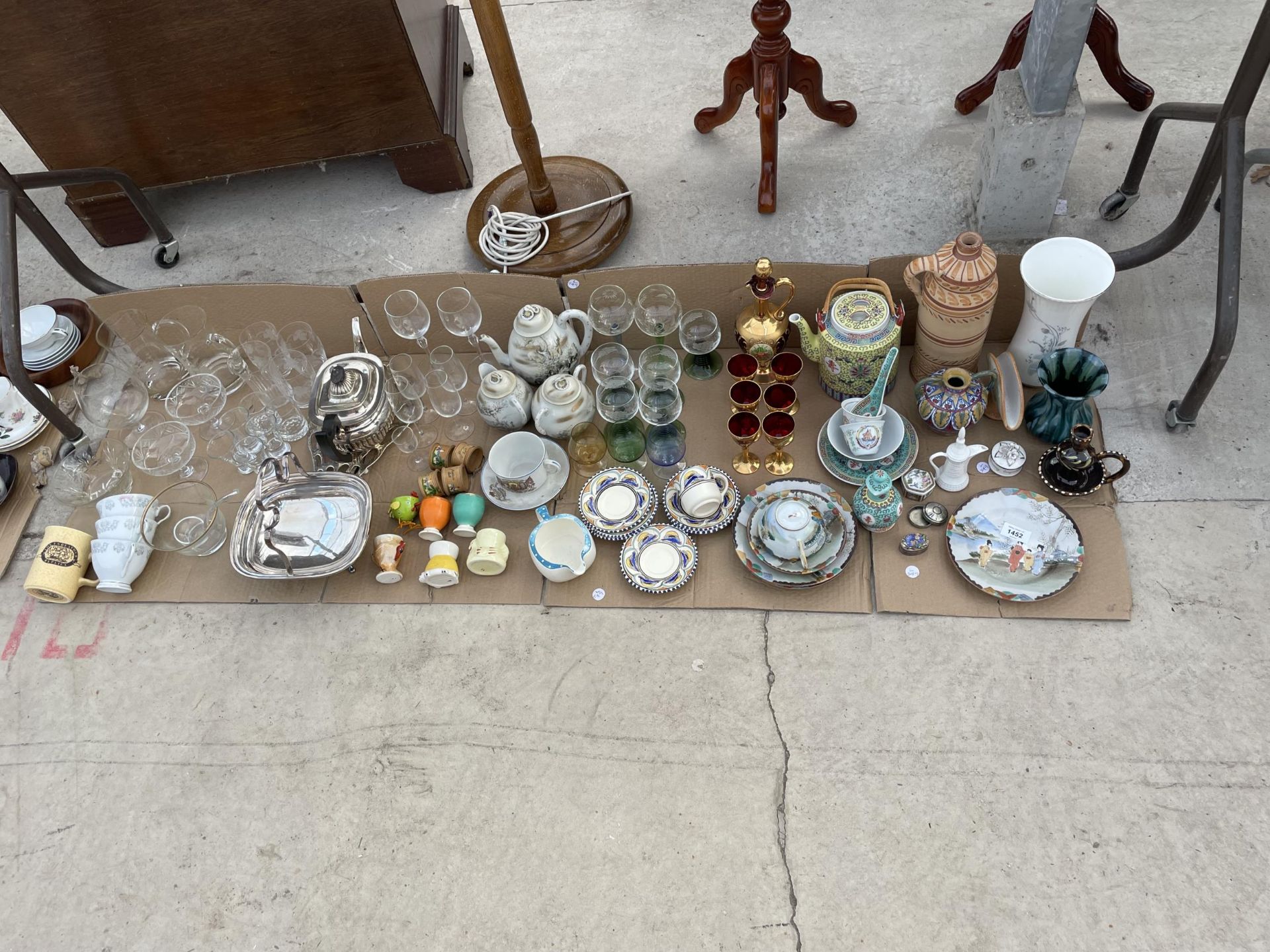 A LARGE ASSORTMENT OF ITEMS TO INCLUDE AN EPNS DISH AND TEAPOT, ORIENTAL CERAMIC ITEMS AND VARIOUS