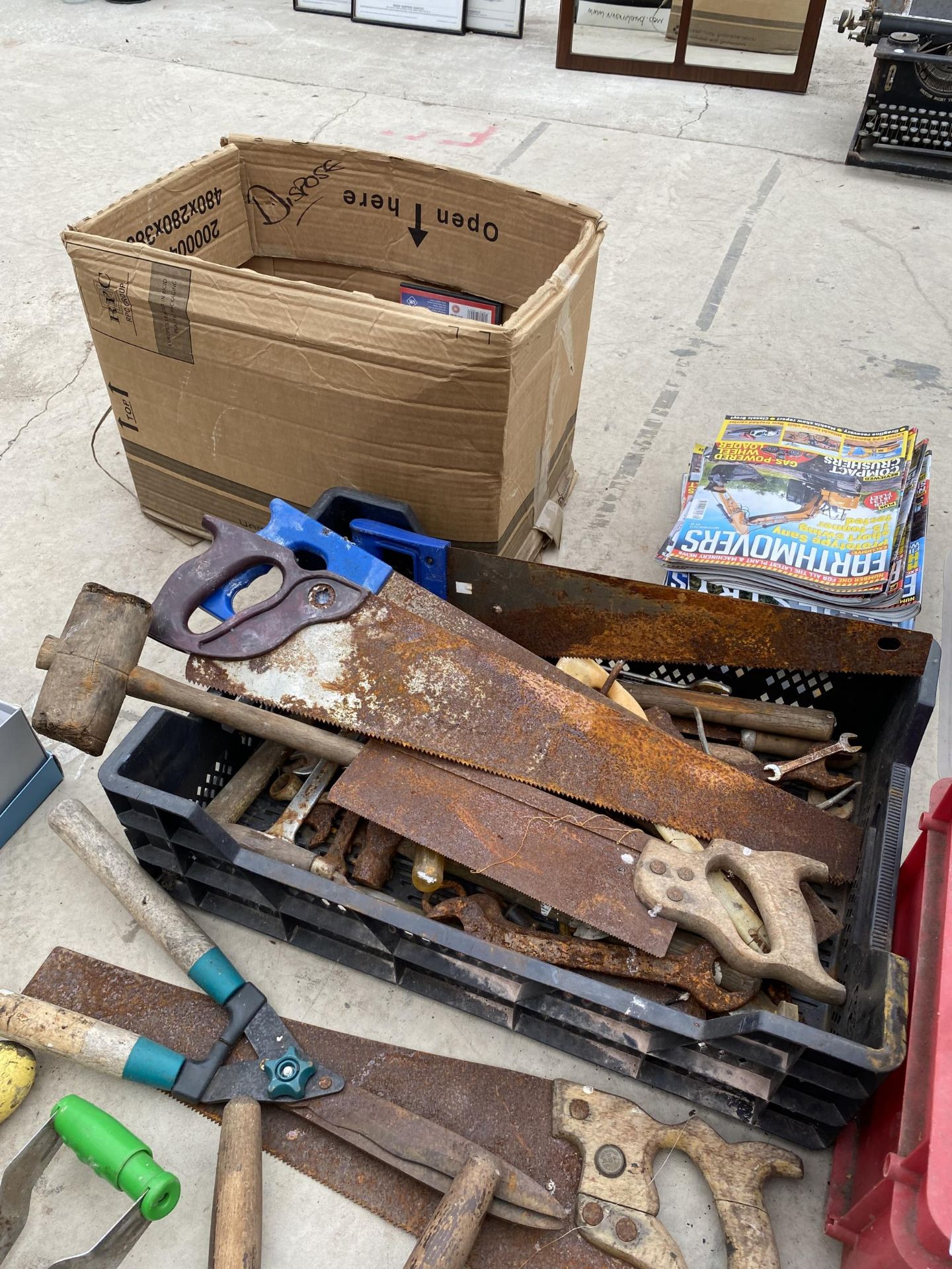 AN ASSORTMENT OF HAND TOOLS TO INCLUDE SHEARS, A BRACE DRILL AND SAWS ETC - Image 5 of 5