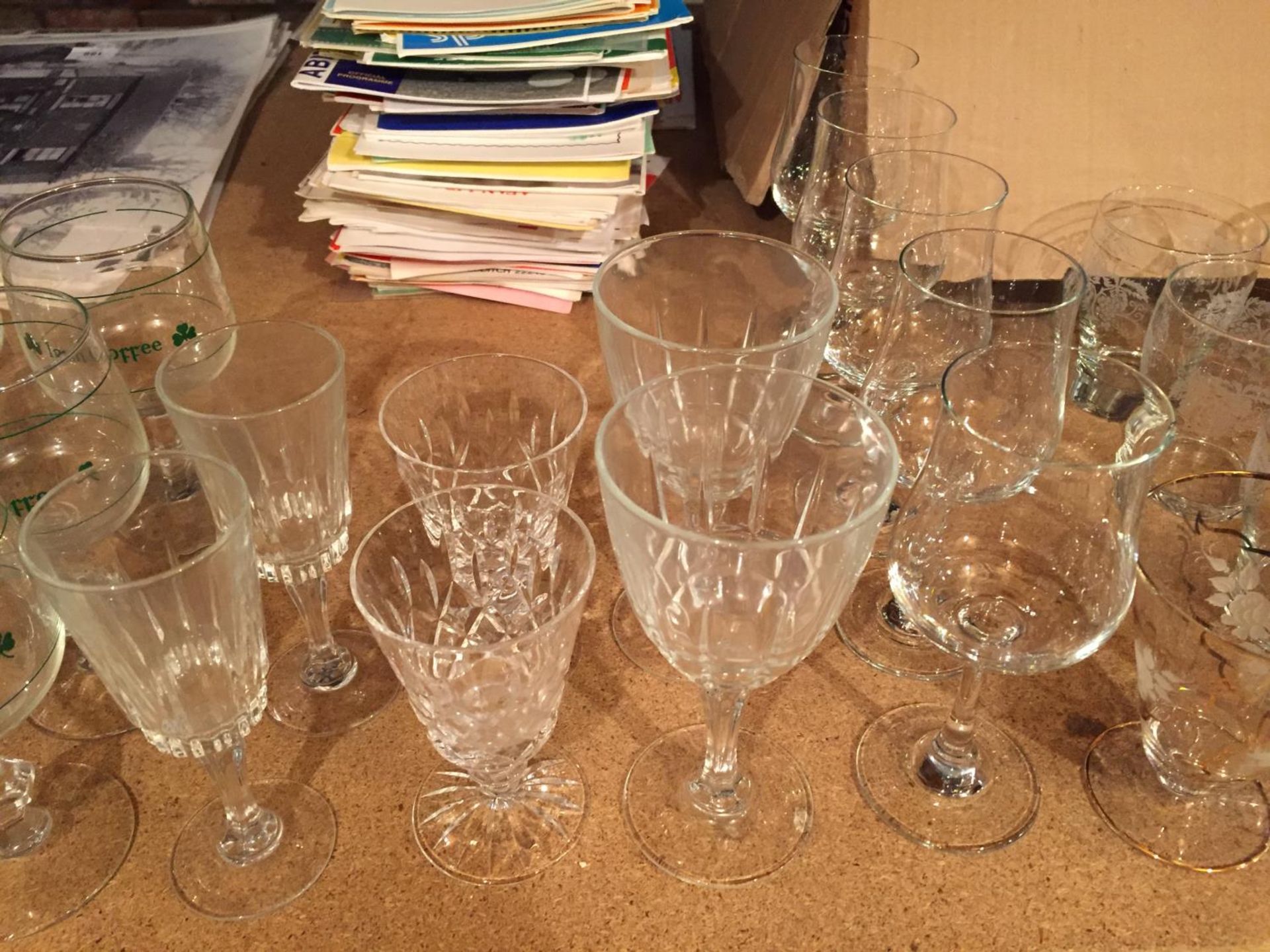 A LARGE COLLECTION OF VARIOUS GLASSES TO INCLUDE WINE, LIQUOR, IRISH COFFEE ETC - Image 3 of 5