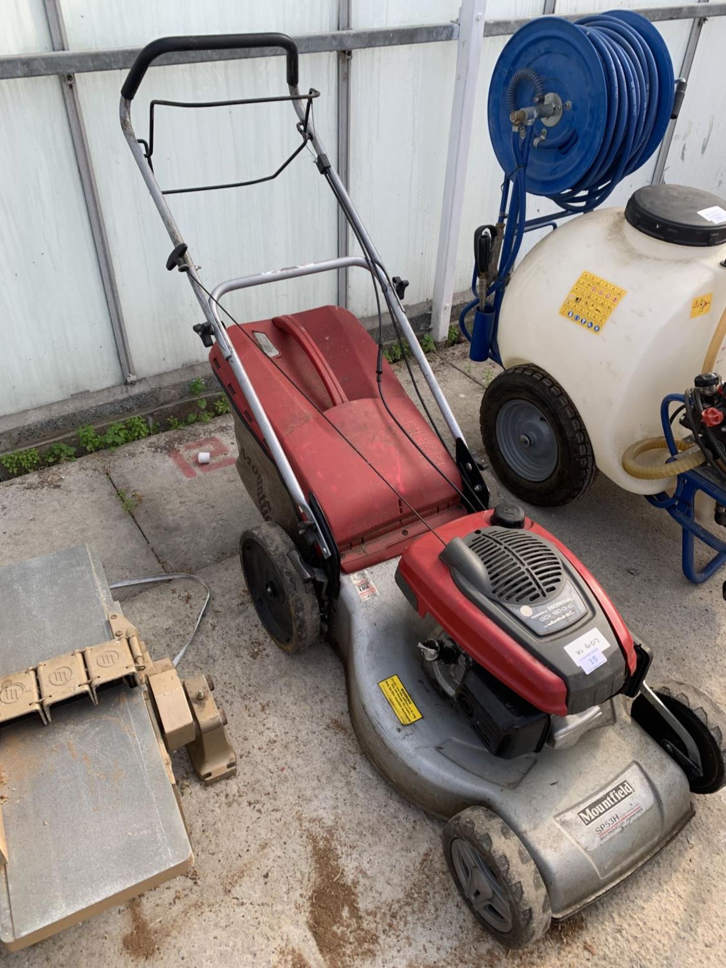 A MOUNTFIELD SP53H LAWNMOWER WITH A HONDA GCV 160 OHC ENGINE AND GRASS BOX - NO VAT - Image 6 of 6