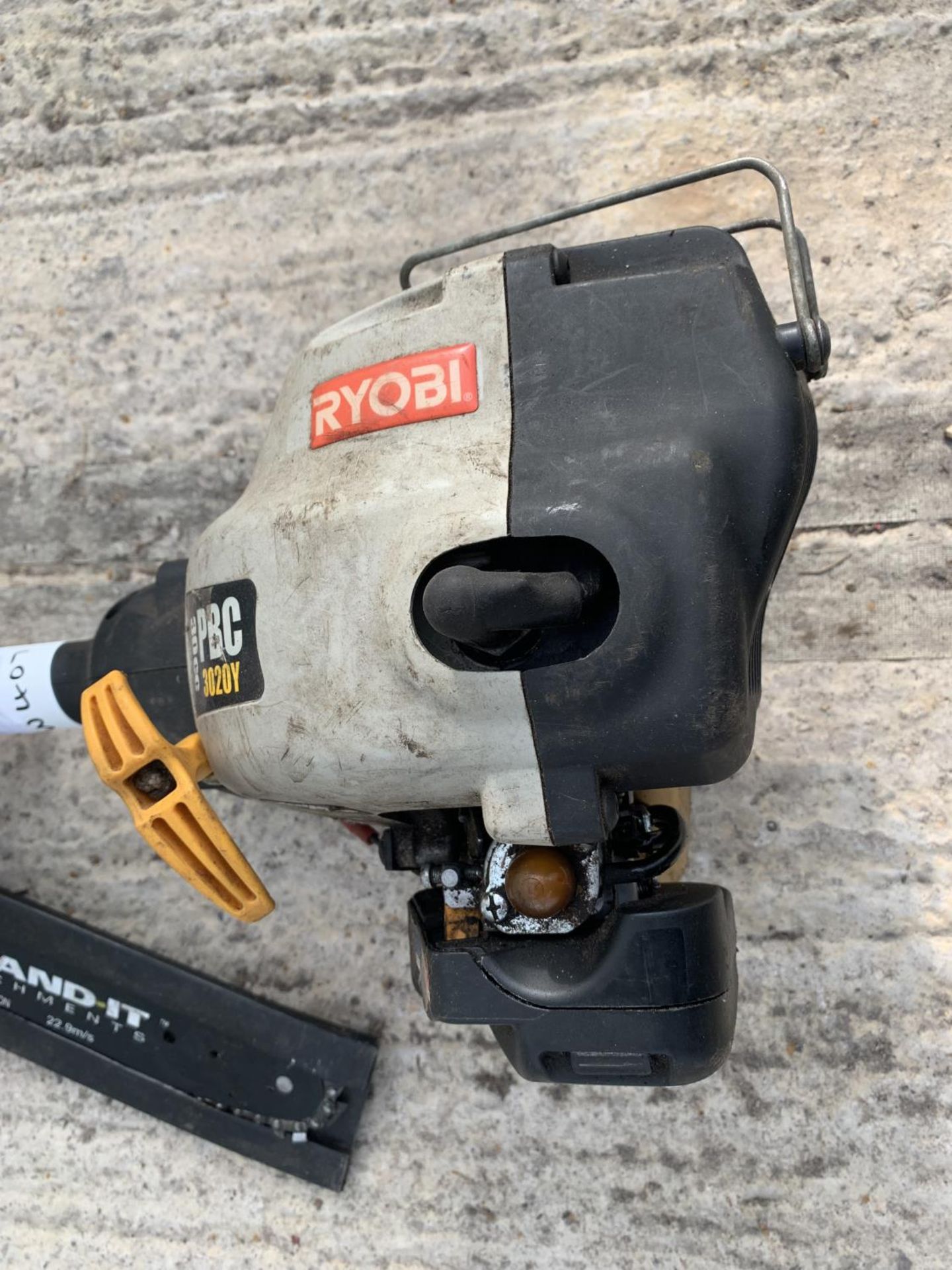 A RYOBI PBC 3020Y MULTI TOOL PETROL ENGINE WITH A LONG REACH CHAIN SAW ATTACHMENT - NO VAT - Image 2 of 4