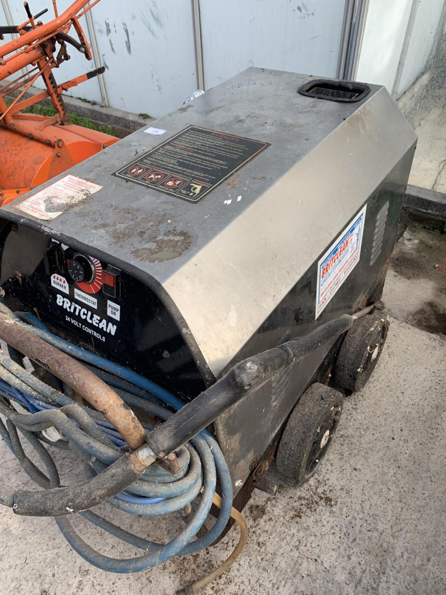 A BRITCLEAN INDUSTRIAL HOT/COLD WATER PRESSURE WASHER BEEN REFURBISED NO VAT - Image 4 of 4