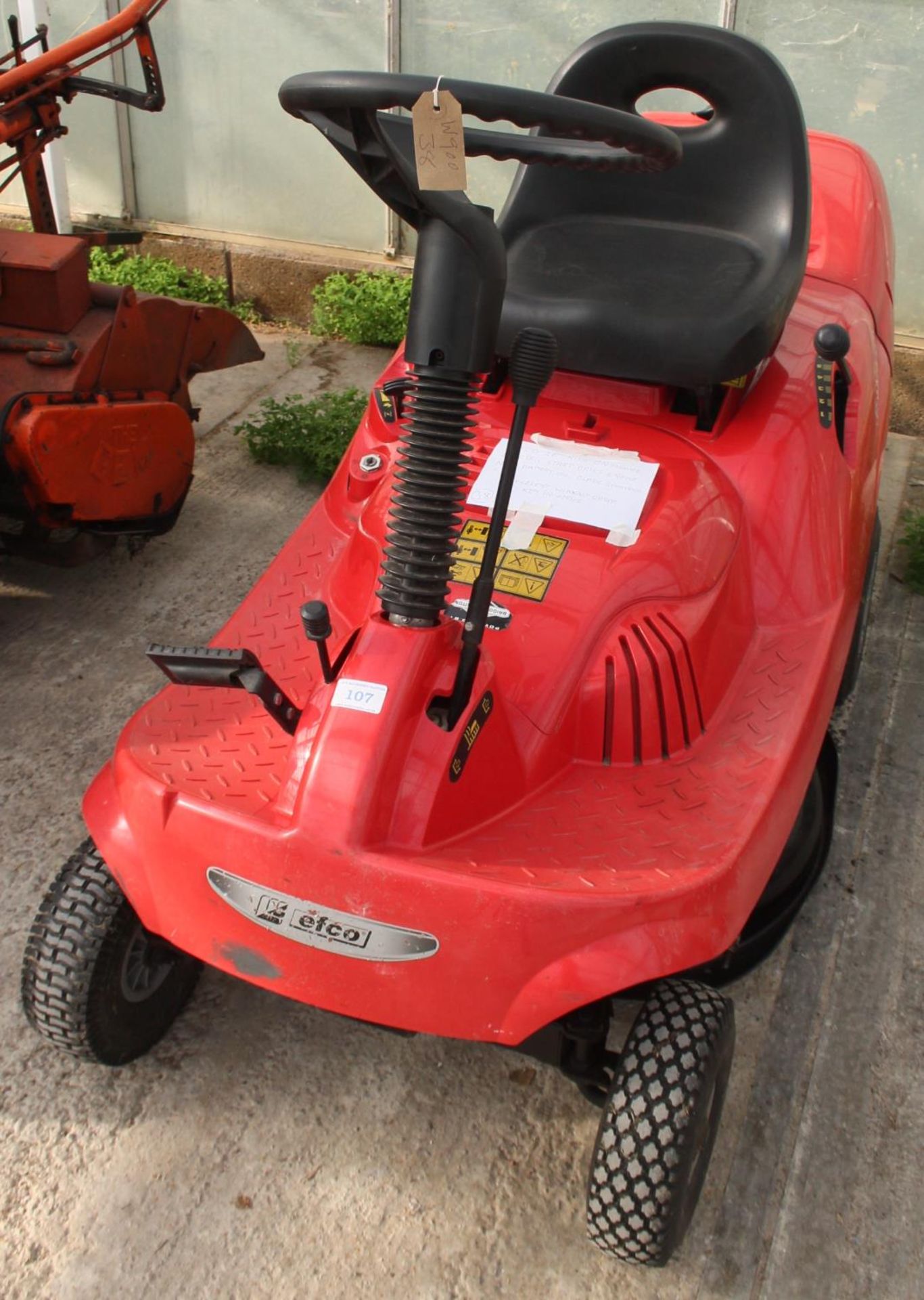 AN EFKO RIDE ON LAWN MOWER 26 INCH CUT WITH ELECTRIC START AND NEW BATTERY - BELIEVED IN WORKING