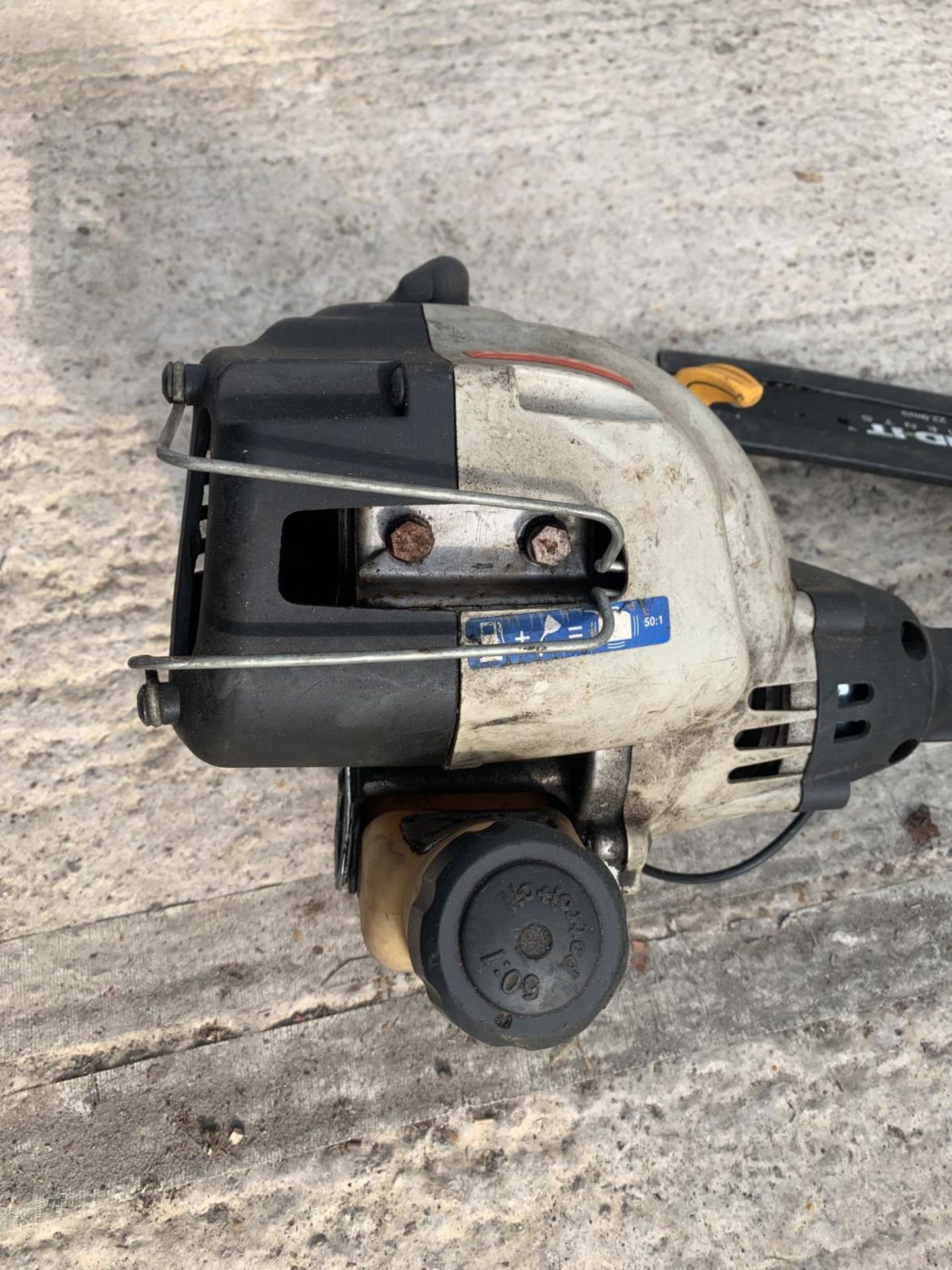 A RYOBI PBC 3020Y MULTI TOOL PETROL ENGINE WITH A LONG REACH CHAIN SAW ATTACHMENT - NO VAT - Image 3 of 4