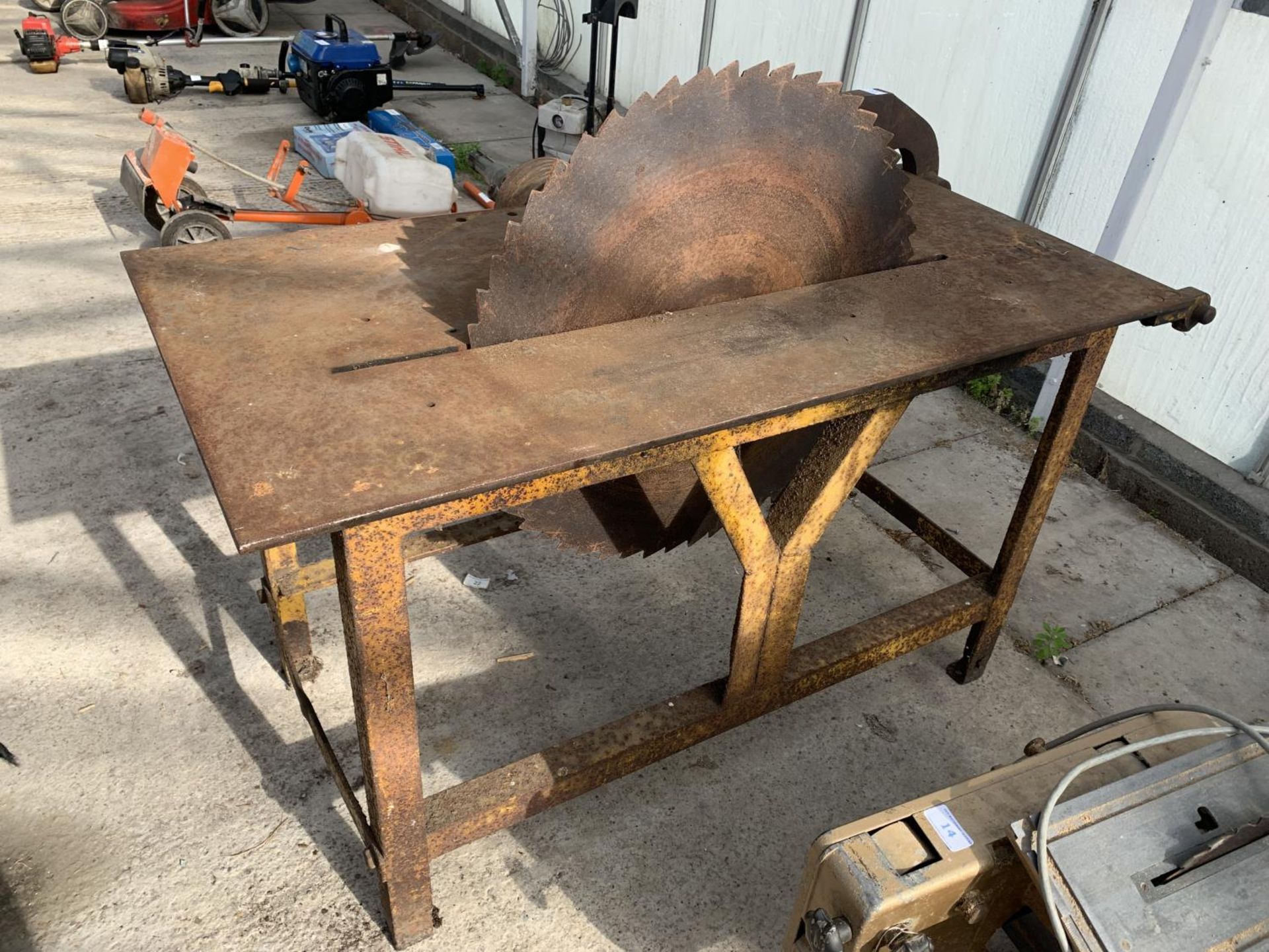 A PTO DRIVEN SAW BENCH - NO VAT - Image 4 of 4