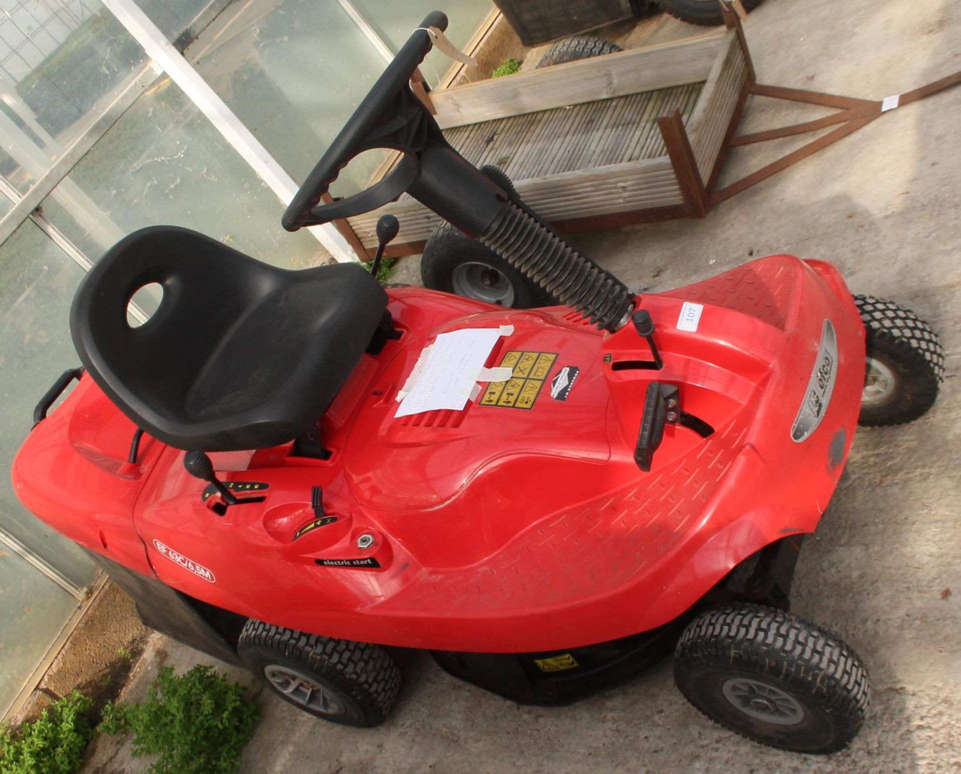 AN EFKO RIDE ON LAWN MOWER 26 INCH CUT WITH ELECTRIC START AND NEW BATTERY - BELIEVED IN WORKING - Image 2 of 2