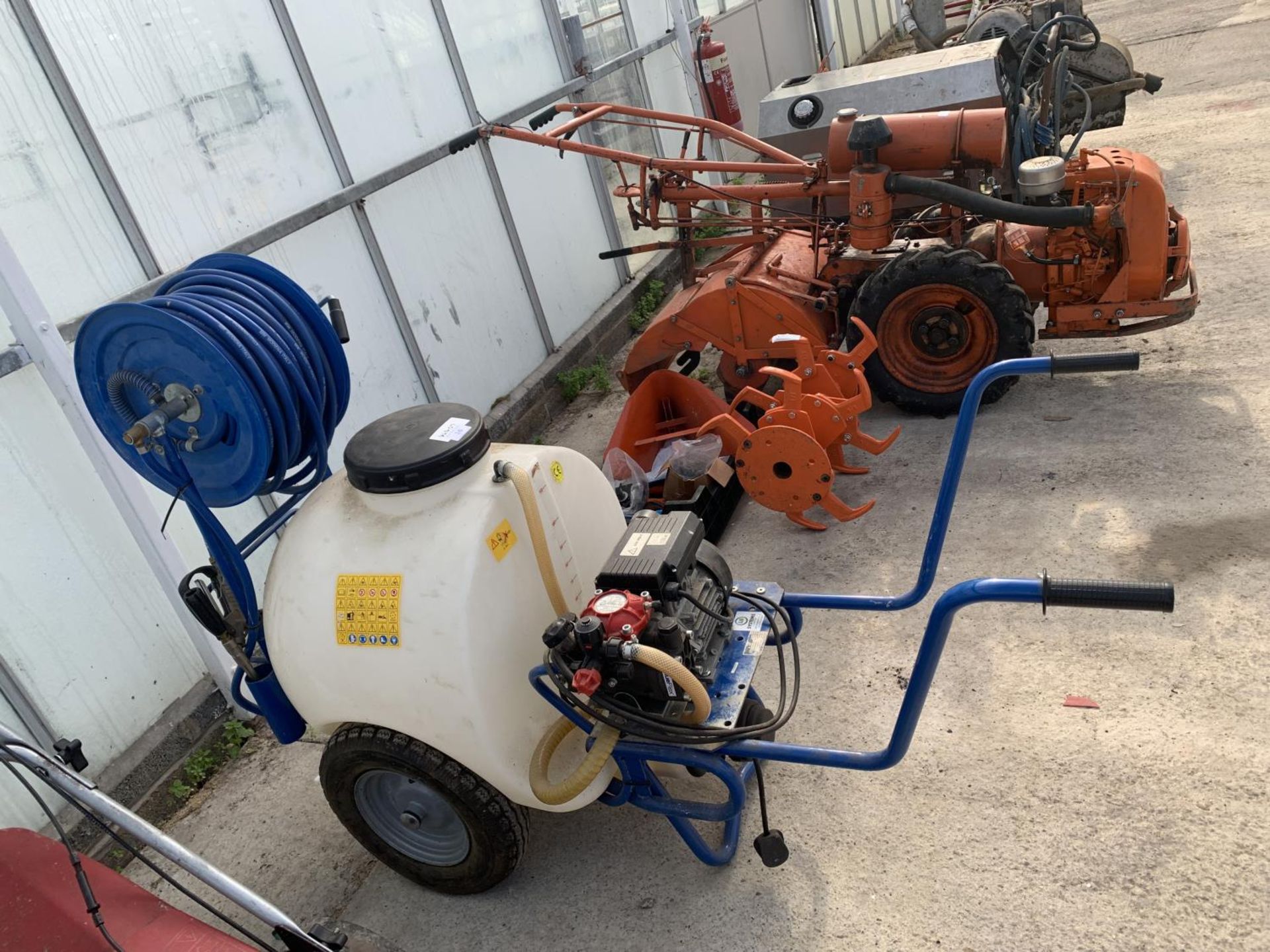 A 240V ELECTRIC PESTICIDE SPRAYER AND TROLLEY WITH RETRACTABLE HOSE 120 LITRES - NO VAT - Image 2 of 5