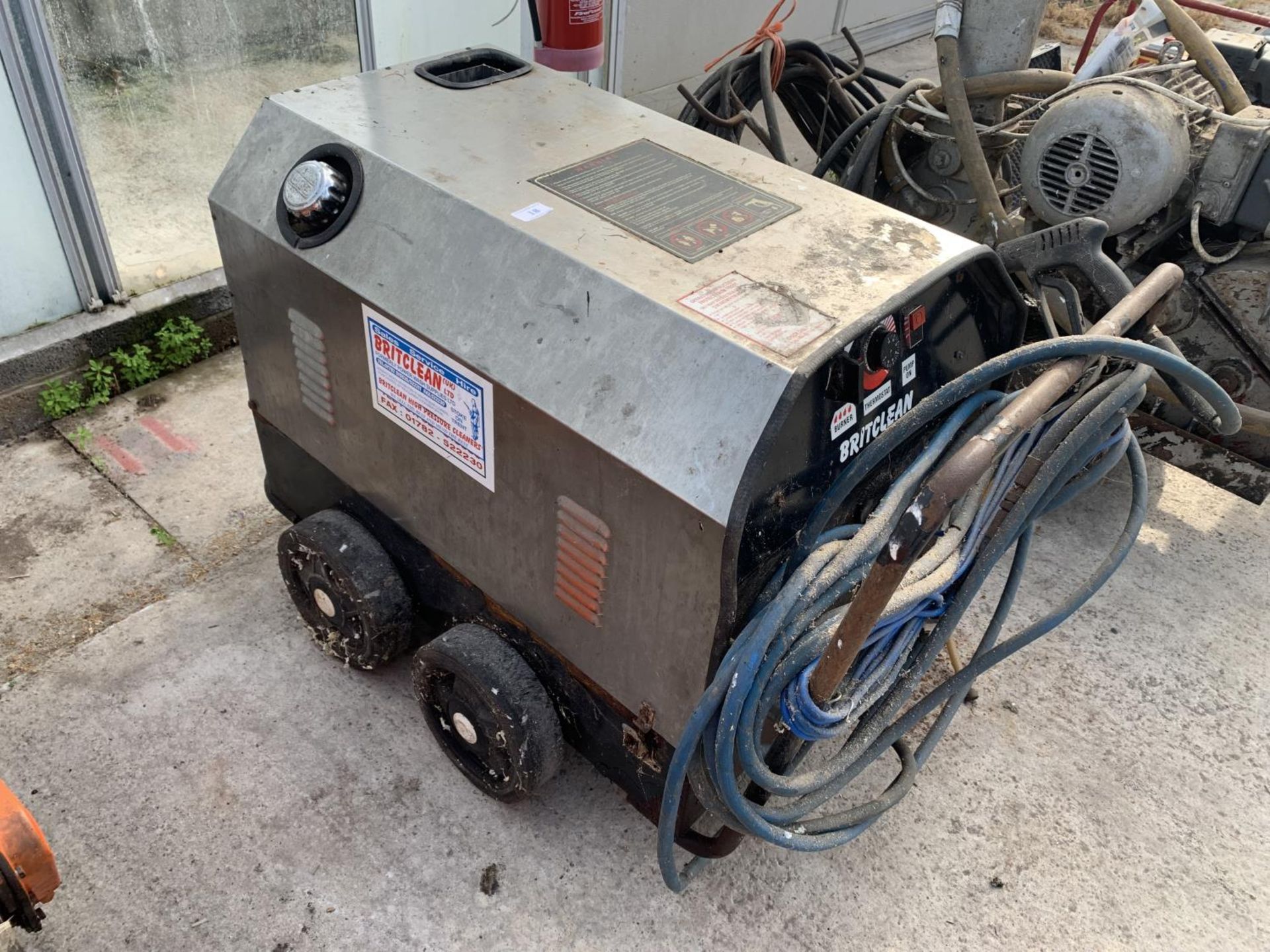 A BRITCLEAN INDUSTRIAL HOT/COLD WATER PRESSURE WASHER BEEN REFURBISED NO VAT - Image 2 of 4