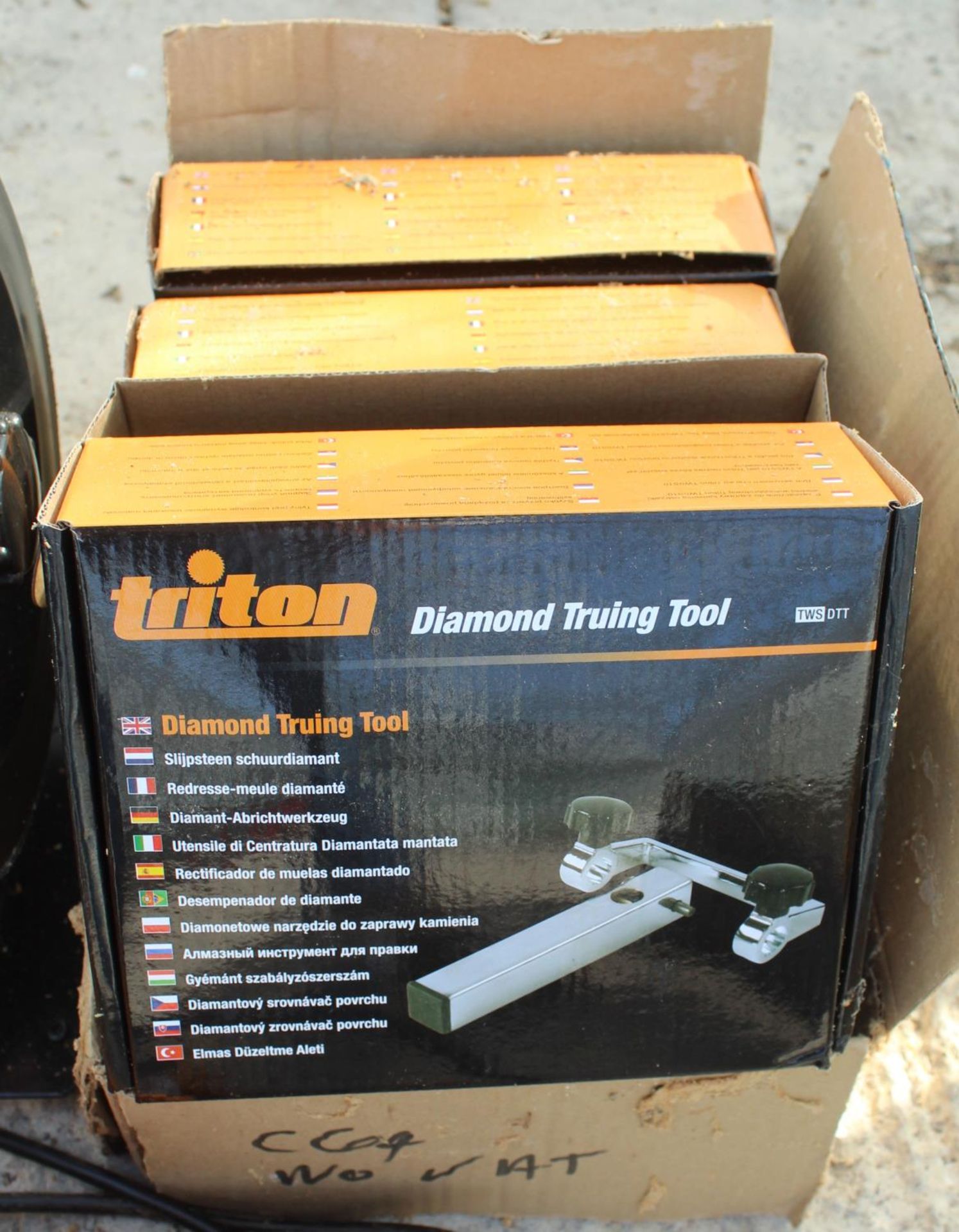 TRITON WET STONE SHARPENER - 4 IN 1 POWER SHARPENER & 4 BOXES OF DIAMOND TRUING ATTACHMENTS NO VAT - Image 4 of 4