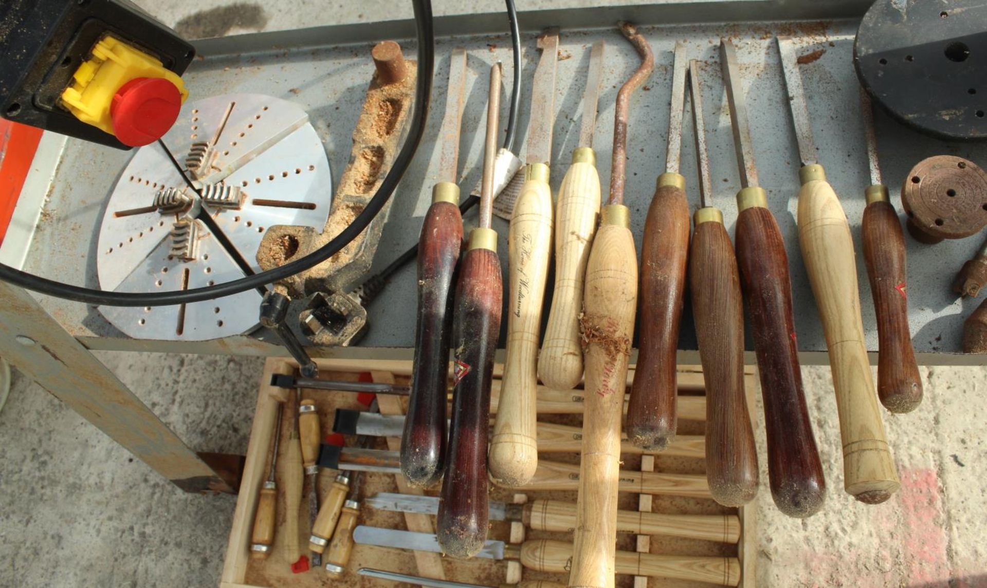 DRAPER WOOD WORKING LATHE WITH CUTTERS & CHISELS NO VAT - Image 2 of 6