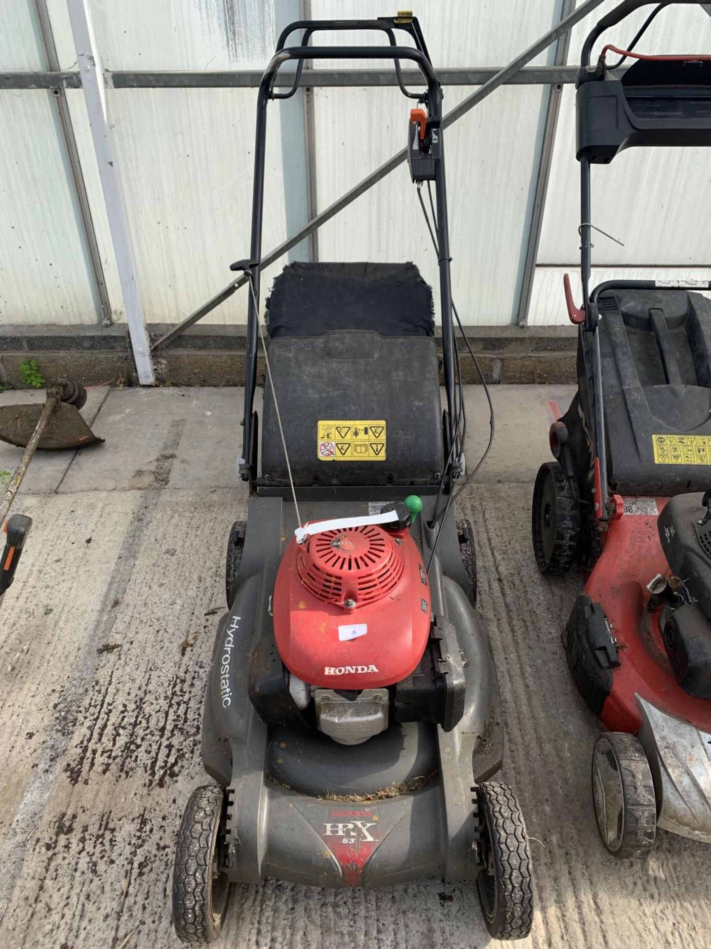 A HONDA HRX 537 PETROL LAWNMOWER WITH GRASS BOX WORKING NO VAT