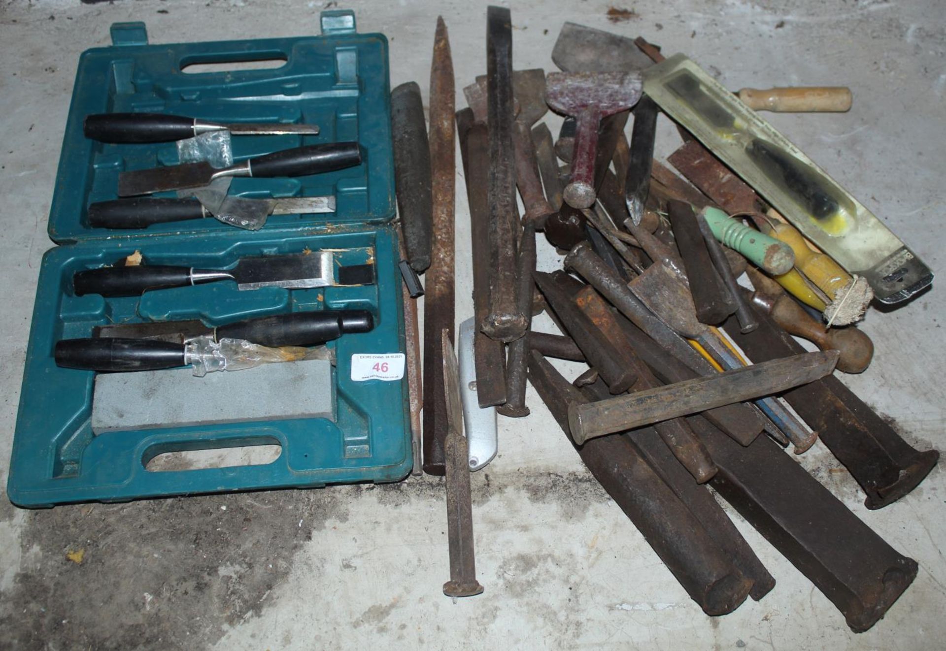 A SELECTION OF STONE & WOOD CHISELS & BOX OF WOOD CHISELS