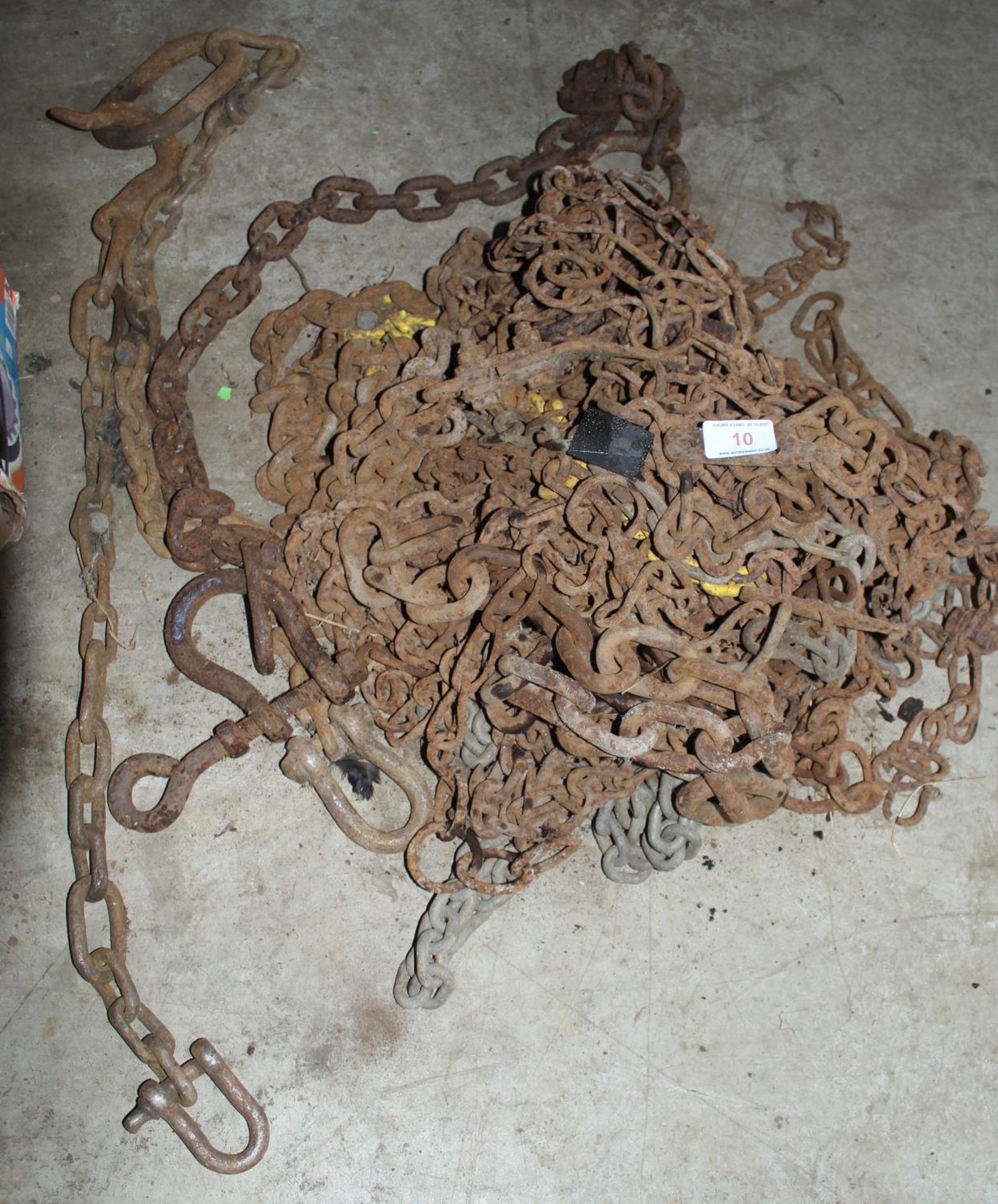 A QUANTITY OF CHAINS