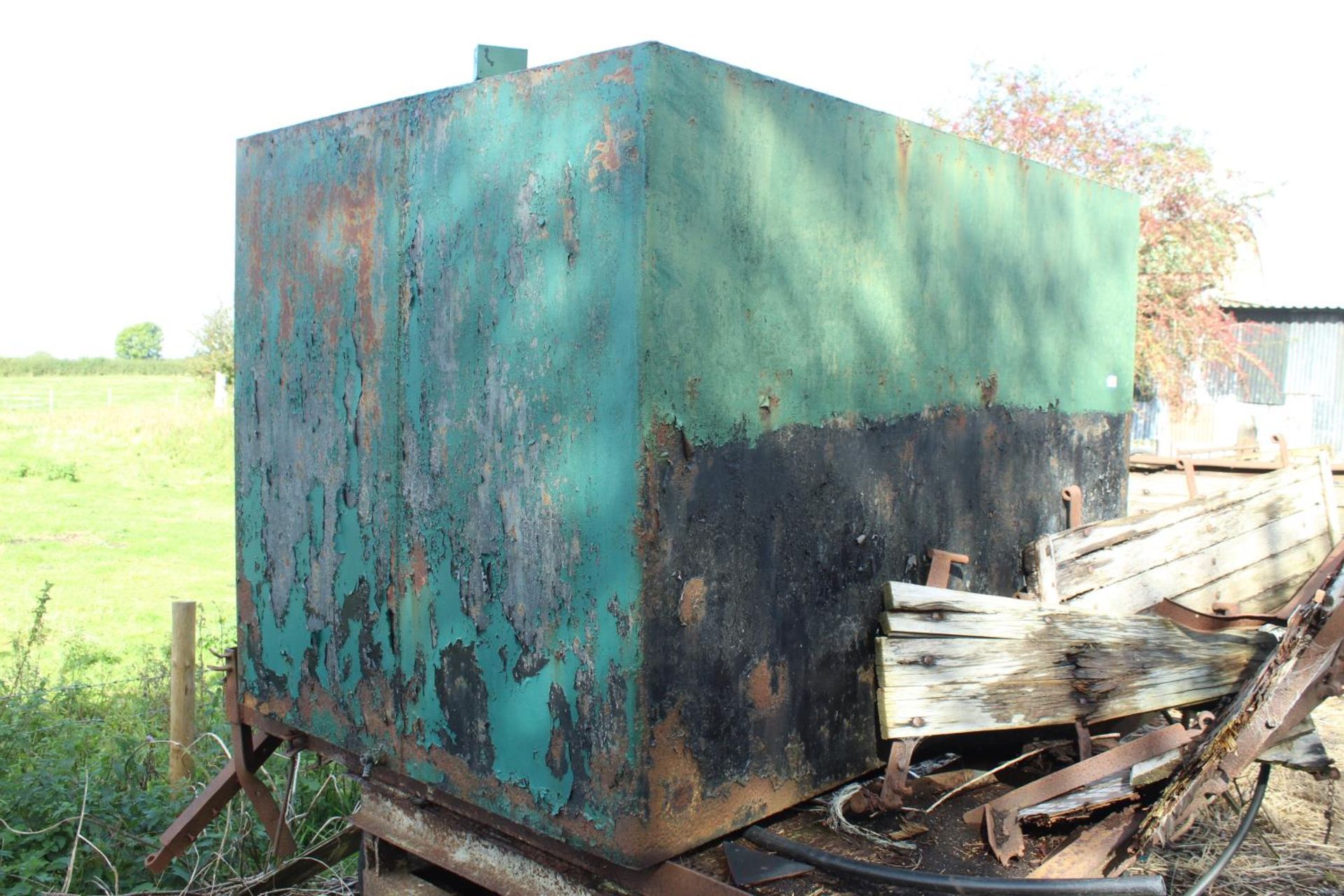 A TRACTOR TRAILER WITH A FUEL TANK