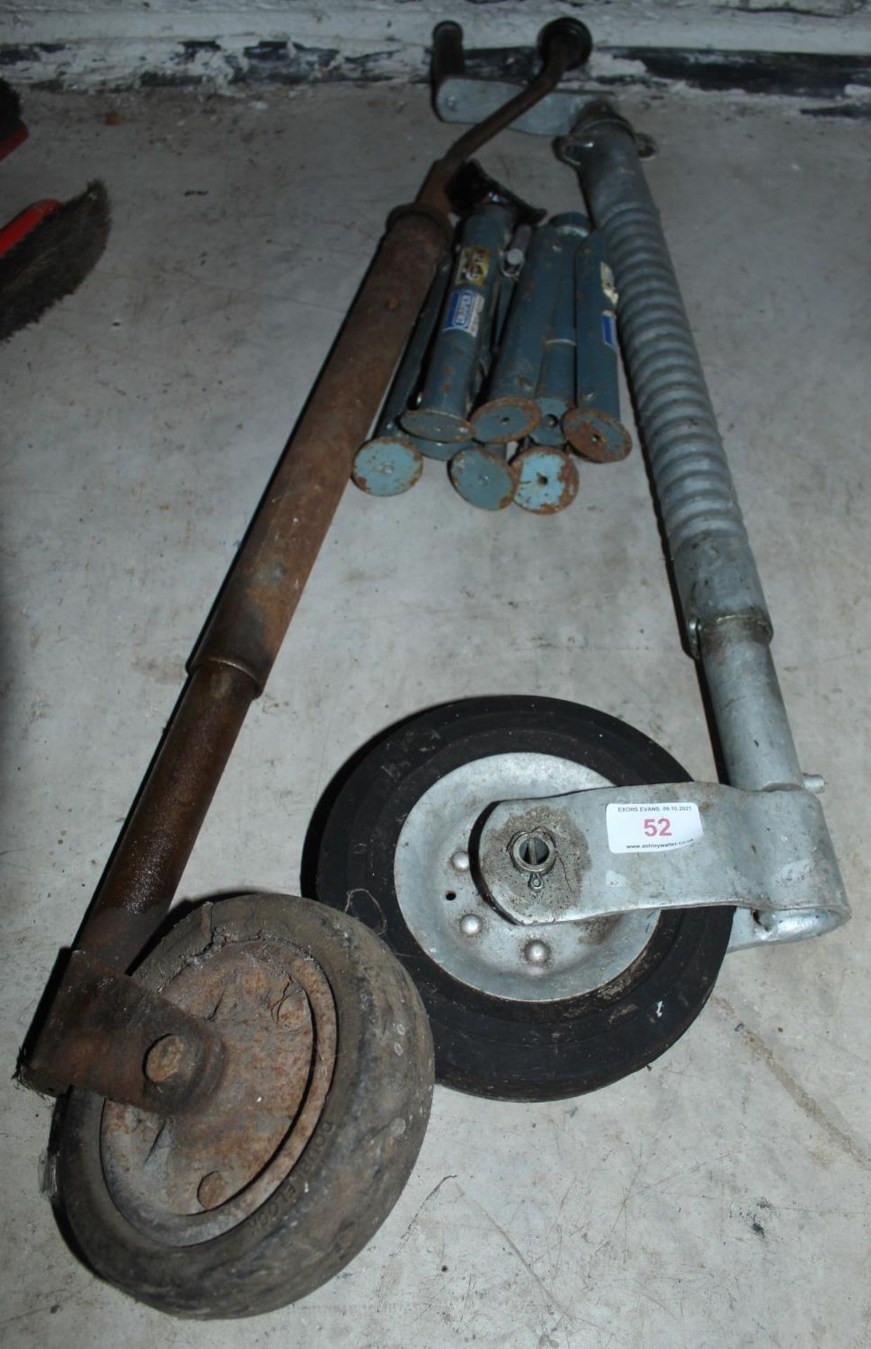 A TWO JOCKEY WHEELS & TWO AXLE STANDS