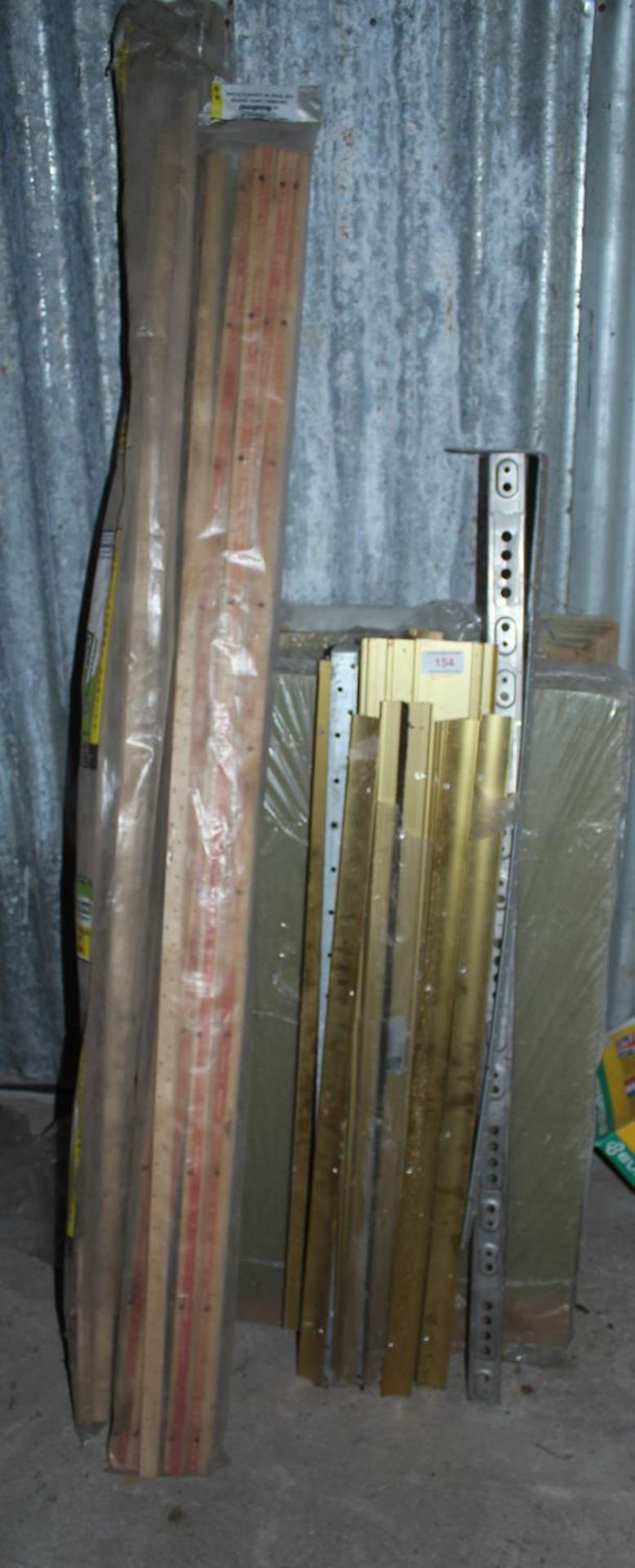 A QUANTITY OF GRIPPERS AND UNDERLAY