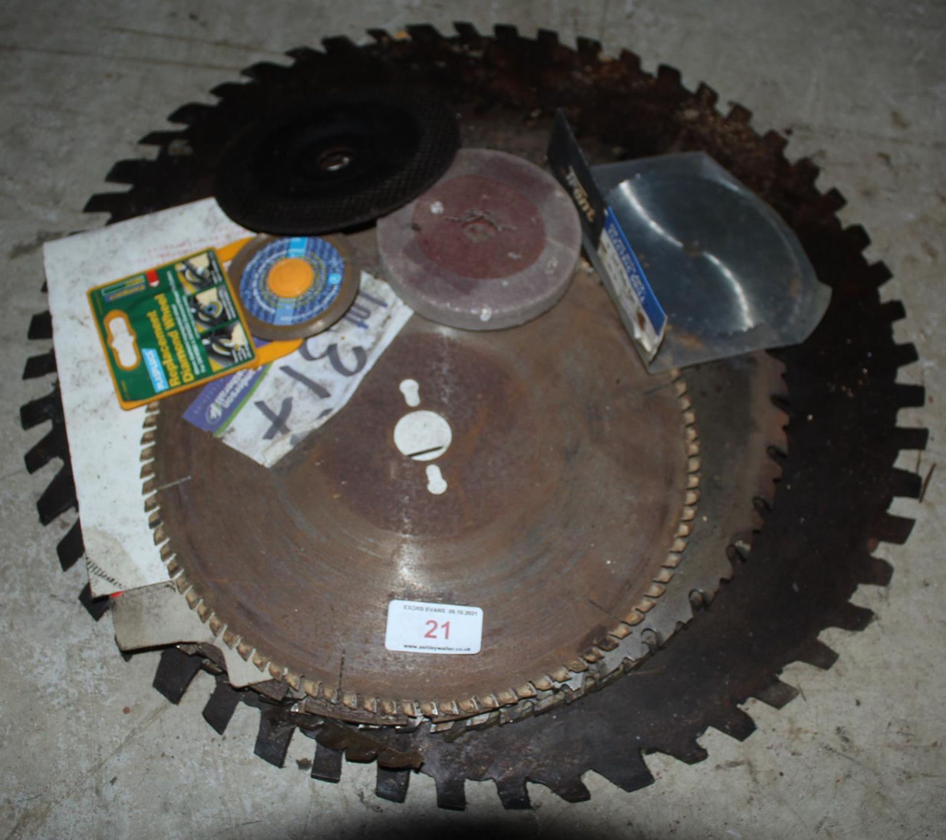 A SELECTION OF SAW BLADES
