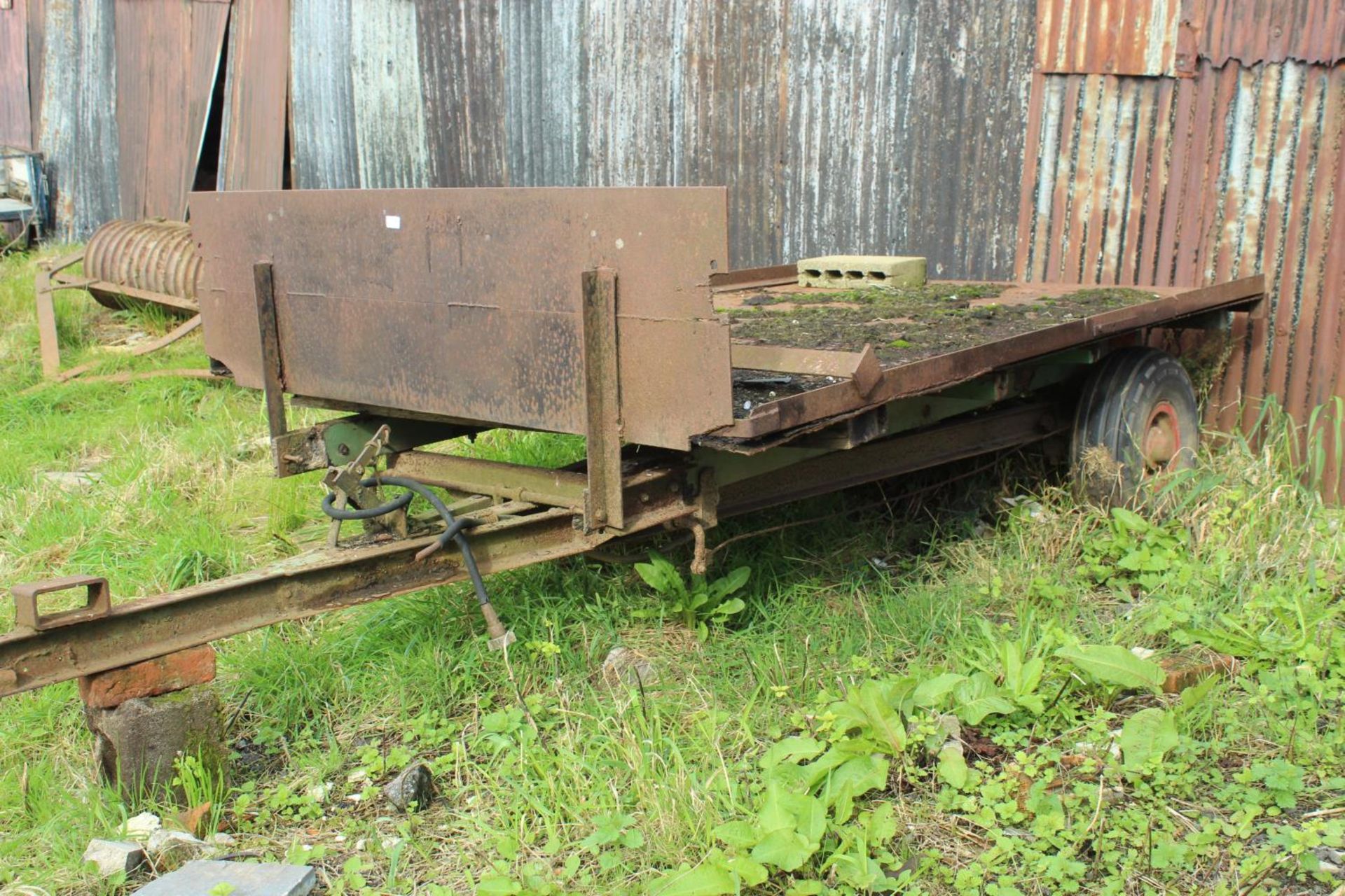 A TRAILER WITH A METAL FLOOR 9' LONG - Image 2 of 2