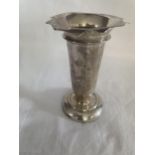 A HALLMARKED BIRMINGHAM SILVER BUD VASE, HEIGHT 10 CM, 58 GRAMS