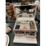 A MIRRORED JEWELLERY BOX TO INCLUDE RINGS, BROOCHES, BRACELETS, EARRINGS ETC