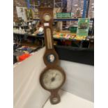 A LOVELY WOODEN CASED BAROMETER, BANJO STYLE, WITH MERCURY THERMOMETER, A SHAPED TOP AND AN ACORN