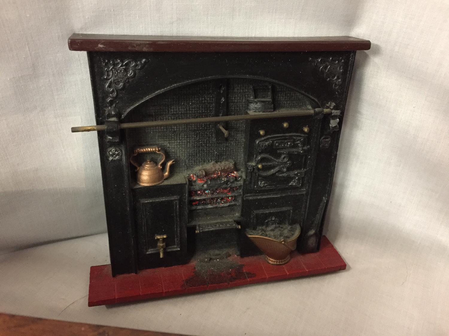 A VINTAGE OAK CANDLE BOX WITH DOVETAIL JOINT DECORATION, AN INLAID WOODEN BOX (BASE A/F) AND A - Image 5 of 5