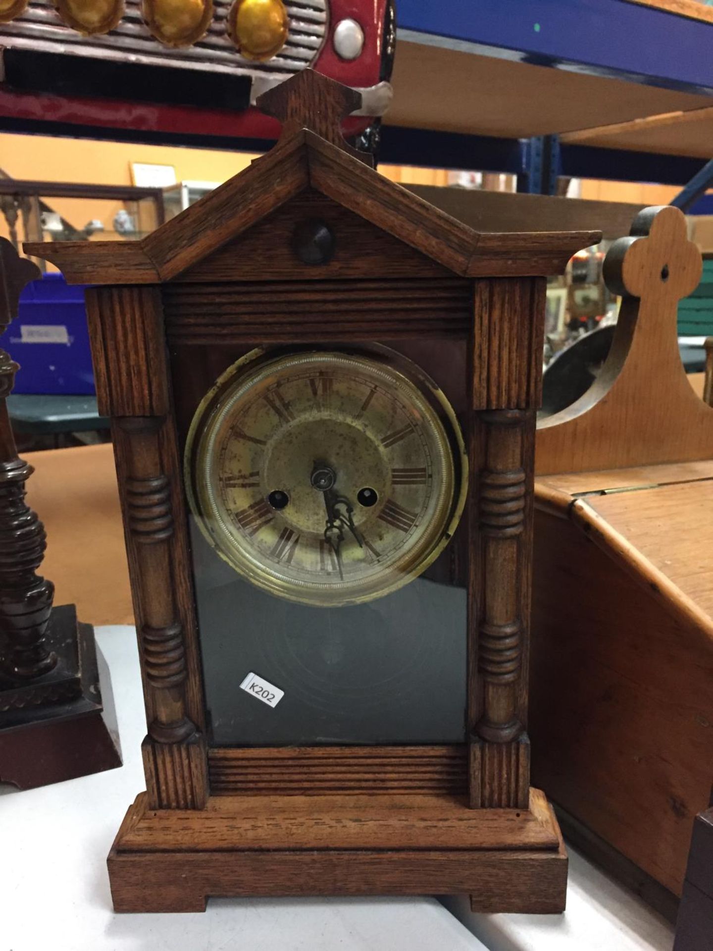 A VINTAGE AMERICAN GOTHIC STYLE CLOCK IN A WOODEN AND GLASS CASE WITH A BUTTERFLY PATTERN ON THE - Image 8 of 8