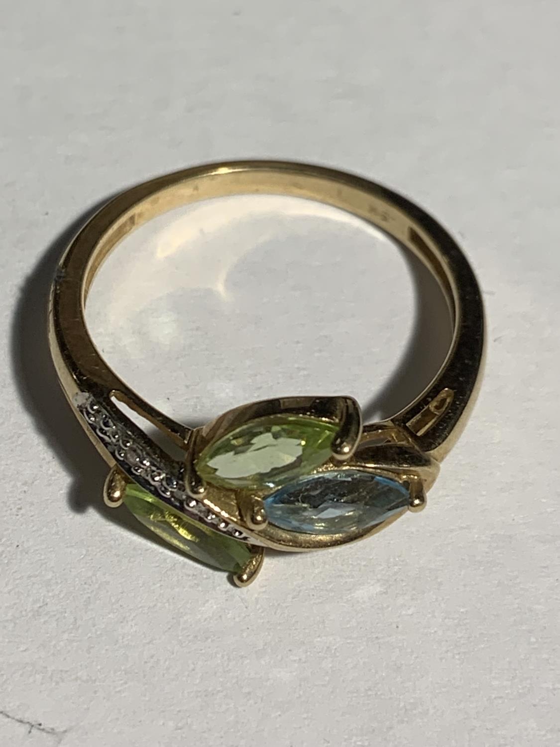 A 9 CARAT GOLD RING WITH THREE COLOURED LEAF SHAPED STONES AND A LINE OF CLEAR STONES SIZE P GROSS - Image 3 of 3