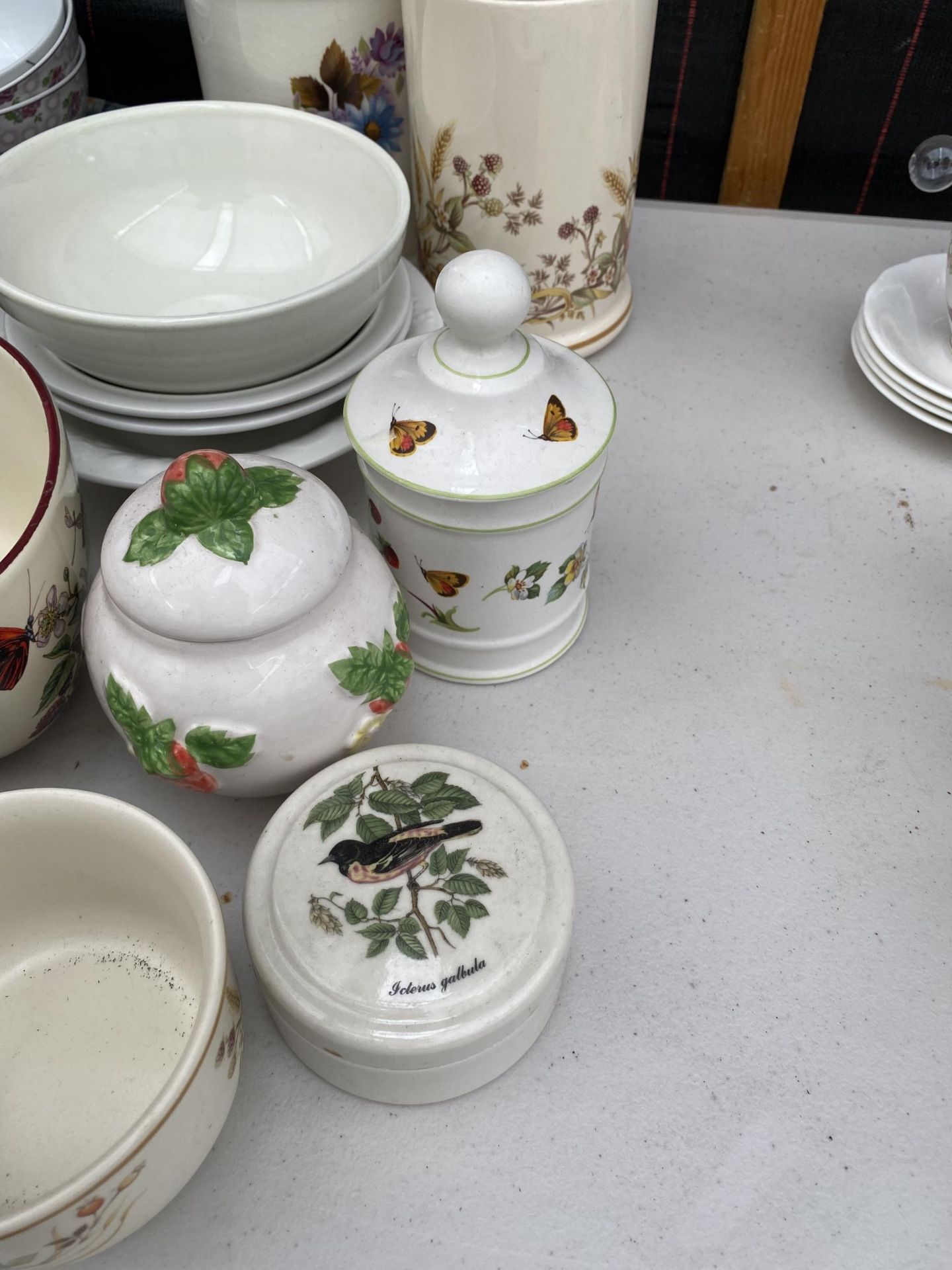 AN ASSORTMENT OF CERAMICS TO INCLUDE MILK JUG AND SUGAR BOWL, UTENSIL POTS AND VARIOUS PLATES ETC - Image 3 of 4