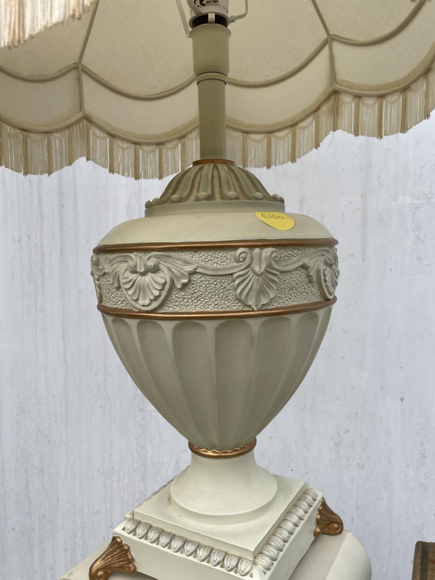 A MODERN TABLE LAMP STANDING ON CORINTHIAN STYLE COLUMN, COMPLETE WITH SHADE - Image 2 of 3