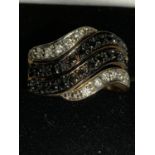 A 9 CARAT GOLD RING WITH TWO LINES OF BLUE STONES AND TWO OF CLEAR ON A TWIST SIZE P GROSS WEIGHT