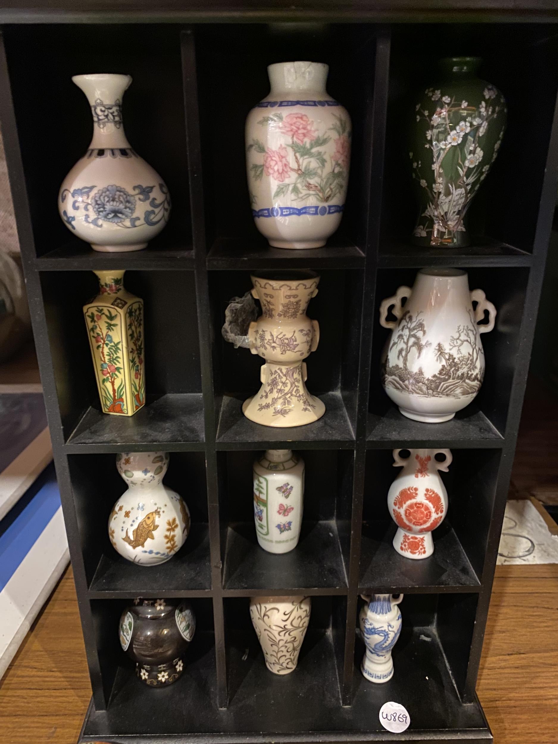 A SMALL DISPLAY CABINET WITH MINIATURE ORIENTAL STYLE VASES. ALSO INCLUDES INFORMATION CARDS AND TWO - Image 2 of 3