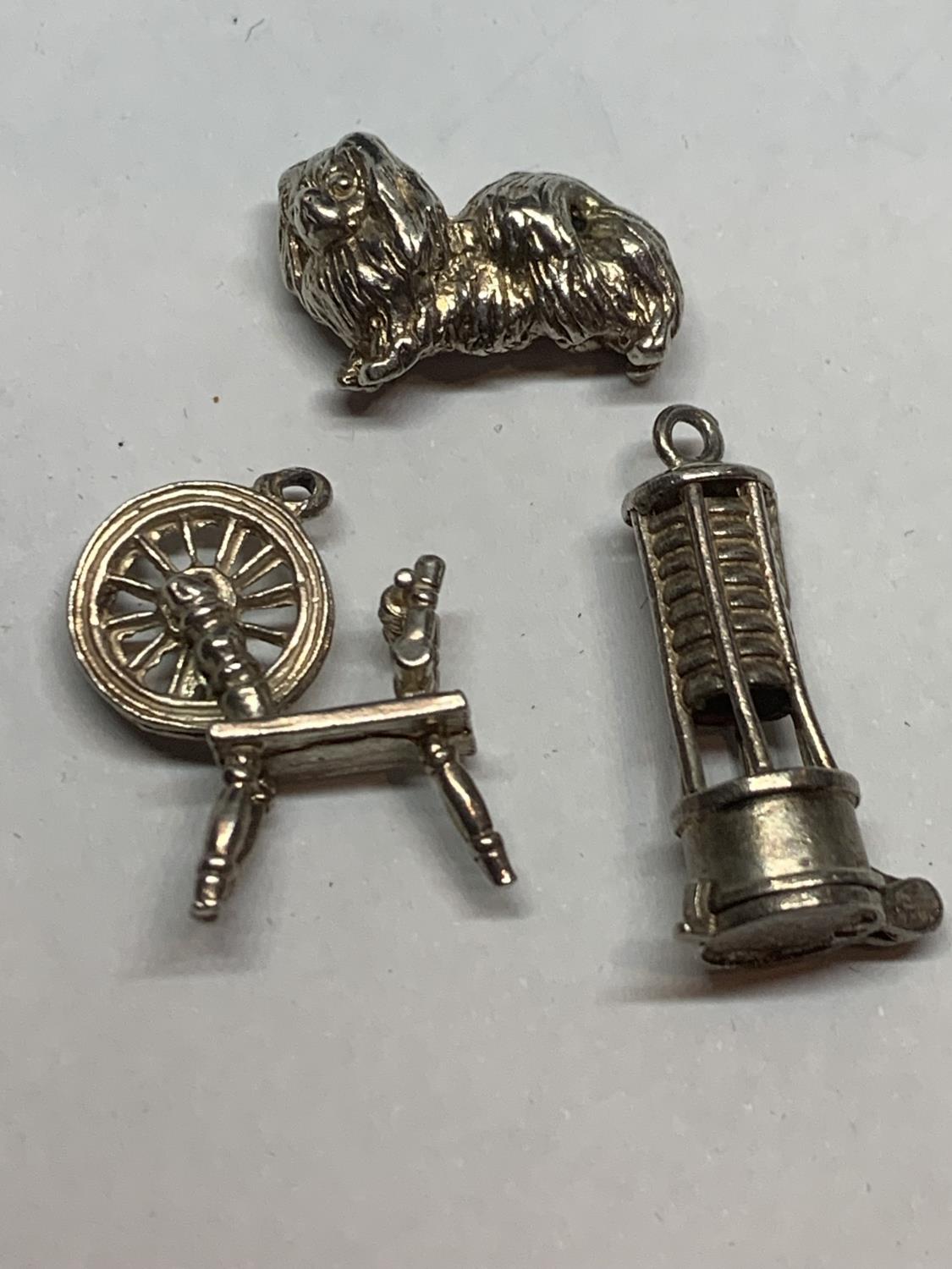 ELEVEN VARIOUS SILVER CHARMS TO INCLUDE HORSES, MOULIN ROUGE DANCER, DOG, TRAIN CHURCH ETC - Image 4 of 5