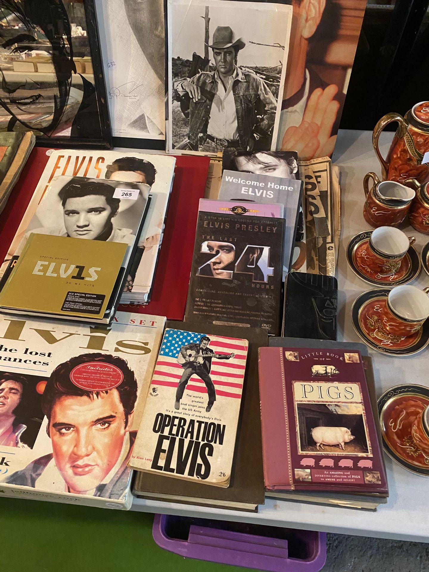 A LARGE COLLECTION OF MAINLY ELVIS PRESLEY MEMORABILIA TO INCLUDE BOOKS, CDS, DVDS, PICTURES ETC - Image 5 of 5