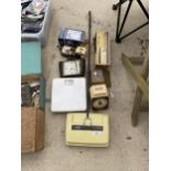 AN ASSORTMENT OF RETRO ITEMS TO INCLUDE A SMITHS CLOCK, A EWBANK 525 AND A SET OF SALTER 33 SCALES