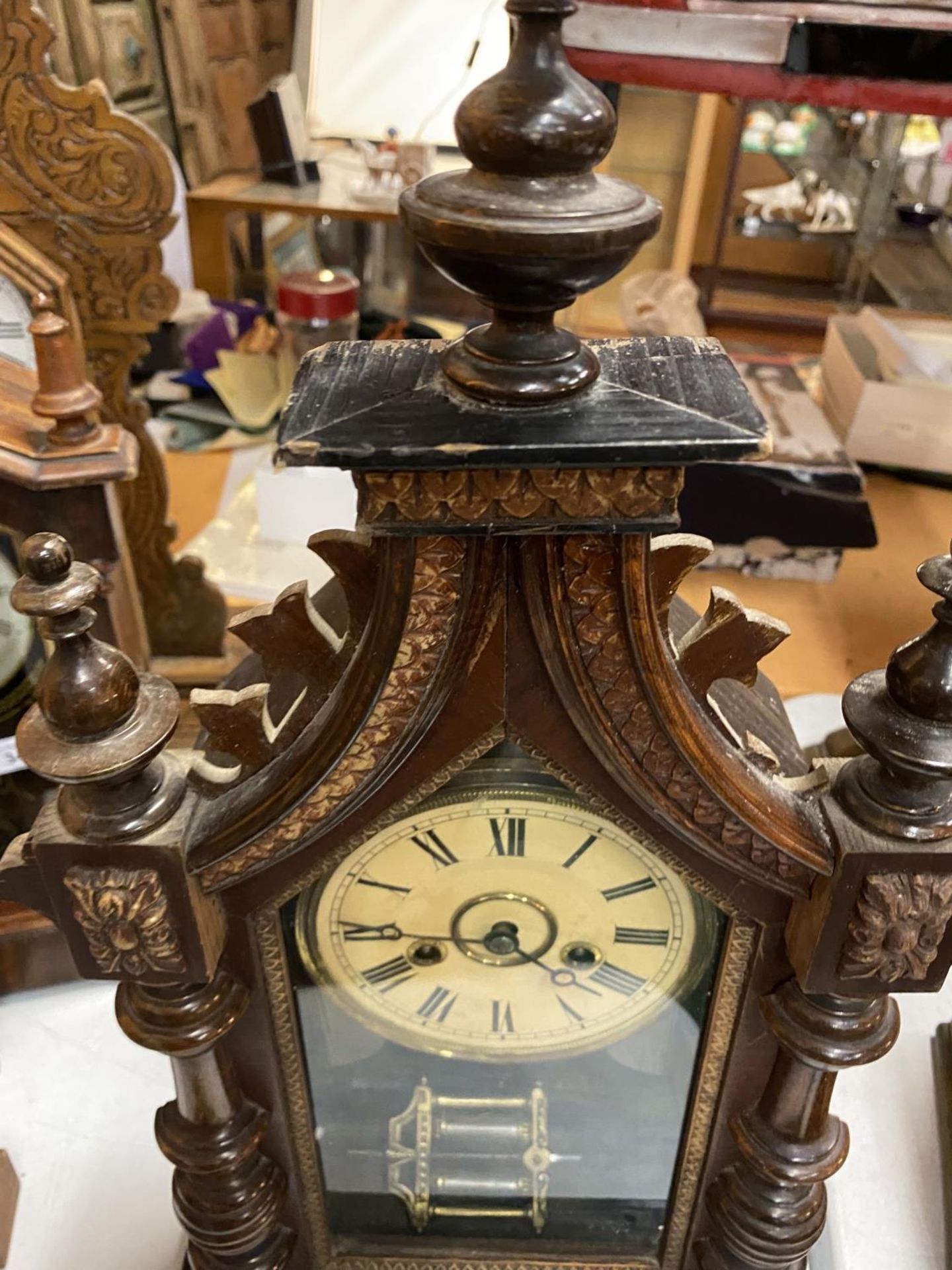 A VINTAGE AMERICAN CLOCK IN A GOTHIC STYLE WOODEN CASE - Image 3 of 6