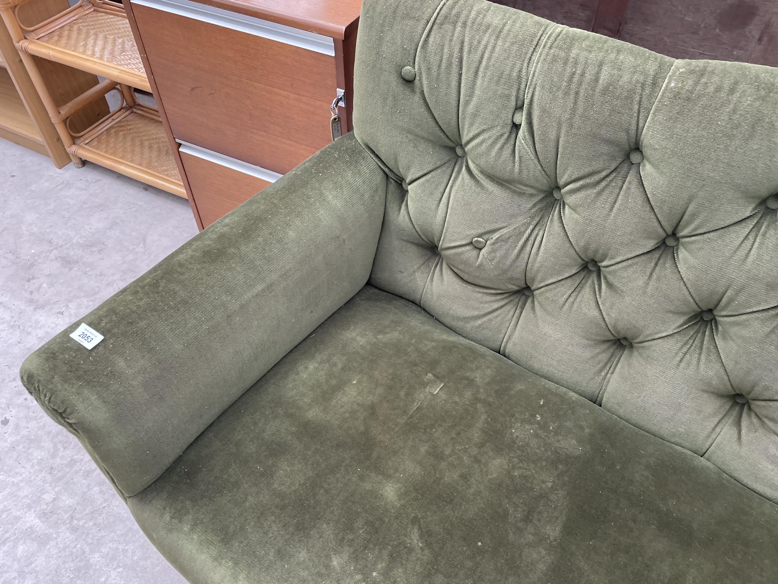 A 20TH CENTURY BUTTON BACK DROP-END SETTEE - Image 3 of 5