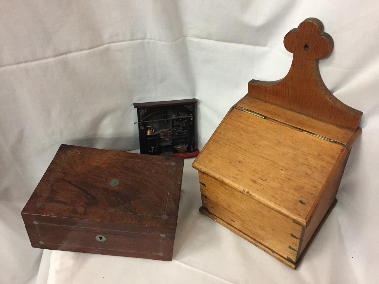 A VINTAGE OAK CANDLE BOX WITH DOVETAIL JOINT DECORATION, AN INLAID WOODEN BOX (BASE A/F) AND A