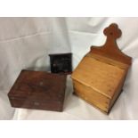 A VINTAGE OAK CANDLE BOX WITH DOVETAIL JOINT DECORATION, AN INLAID WOODEN BOX (BASE A/F) AND A
