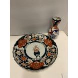 AN IMARI PLATE AND VASE (VASE A/F SEE PICTURES)