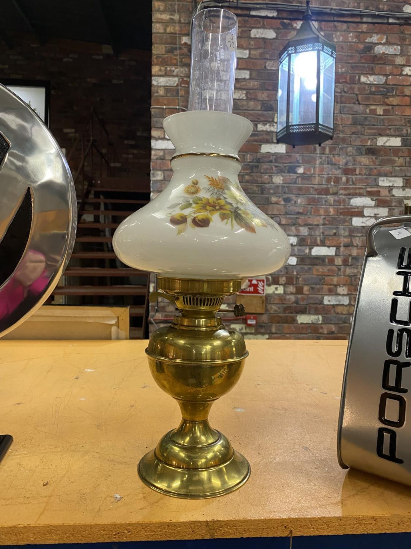 A BRASS BASED OIL LAMP WITH A CLEAR GLASS CHIMNEY AND A FLORAL GLASS SHADE - Image 2 of 8