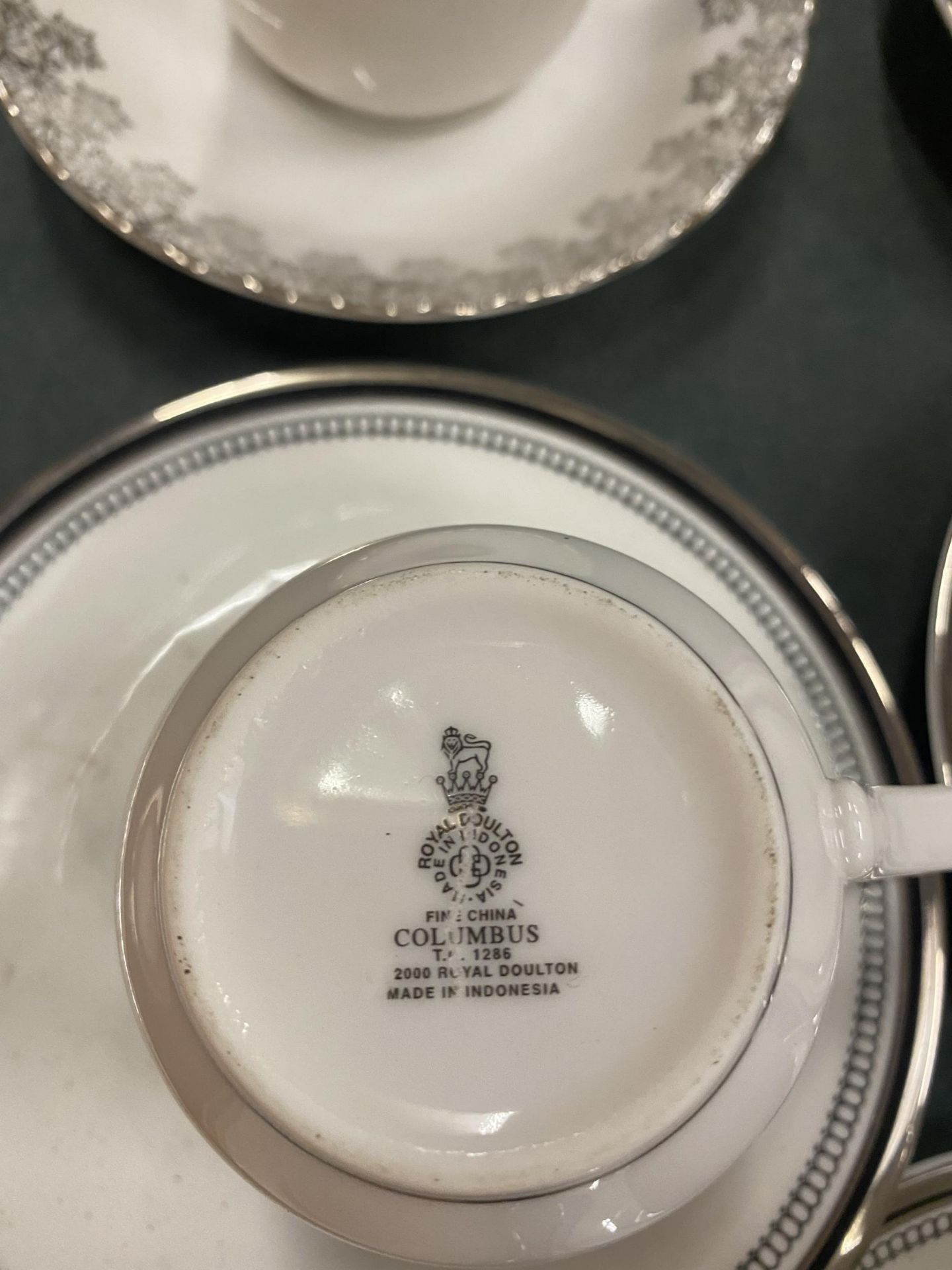 A LARGE QUANTITY OF PREDOMINENTLY ROYAL DOULTON TABLEWARE TO INCLUDE CUPS, SAUCERS, A GREENWICH - Image 5 of 5