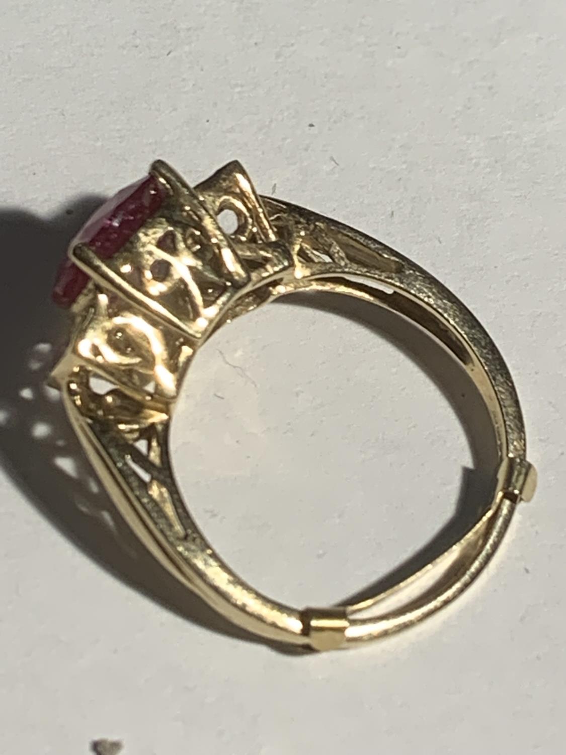 A 9 CARAT GOLD RING WITH A LARGE RED STONE AND THREE SMALL STONES EACH SIDE SIZE R GROSS WEIGHT 4. - Image 3 of 3